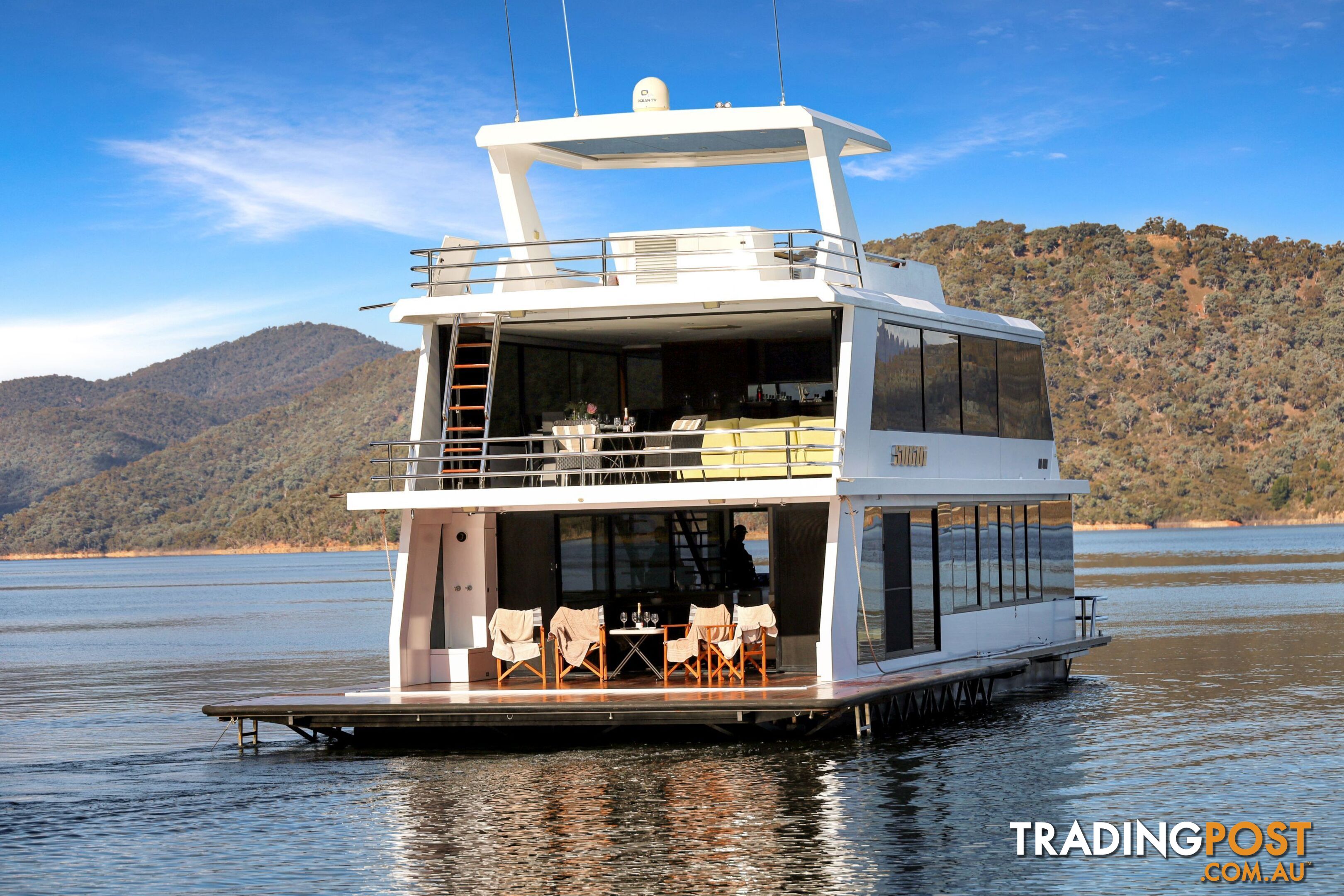 Sugoi Houseboat Holiday Home on Lake Eildon