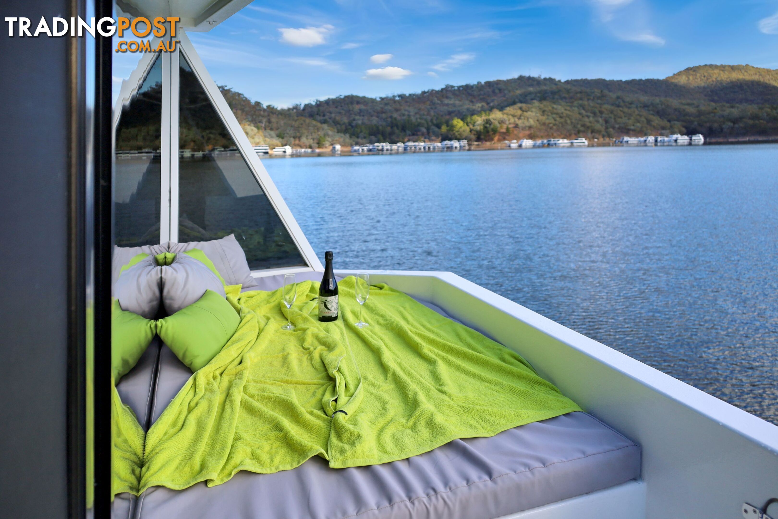 Sugoi Houseboat Holiday Home on Lake Eildon