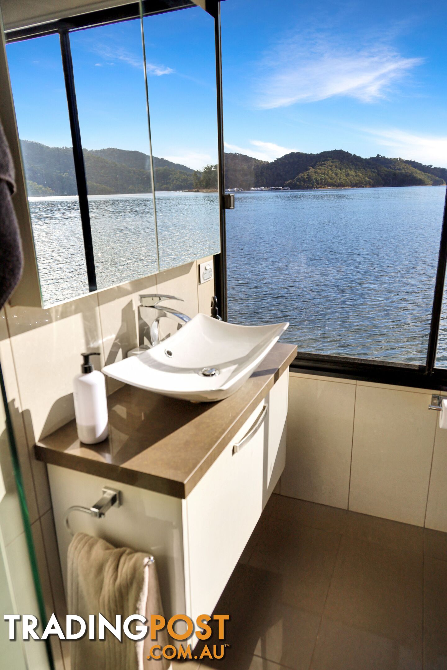 Sugoi Houseboat Holiday Home on Lake Eildon