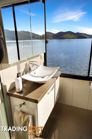 Sugoi Houseboat Holiday Home on Lake Eildon