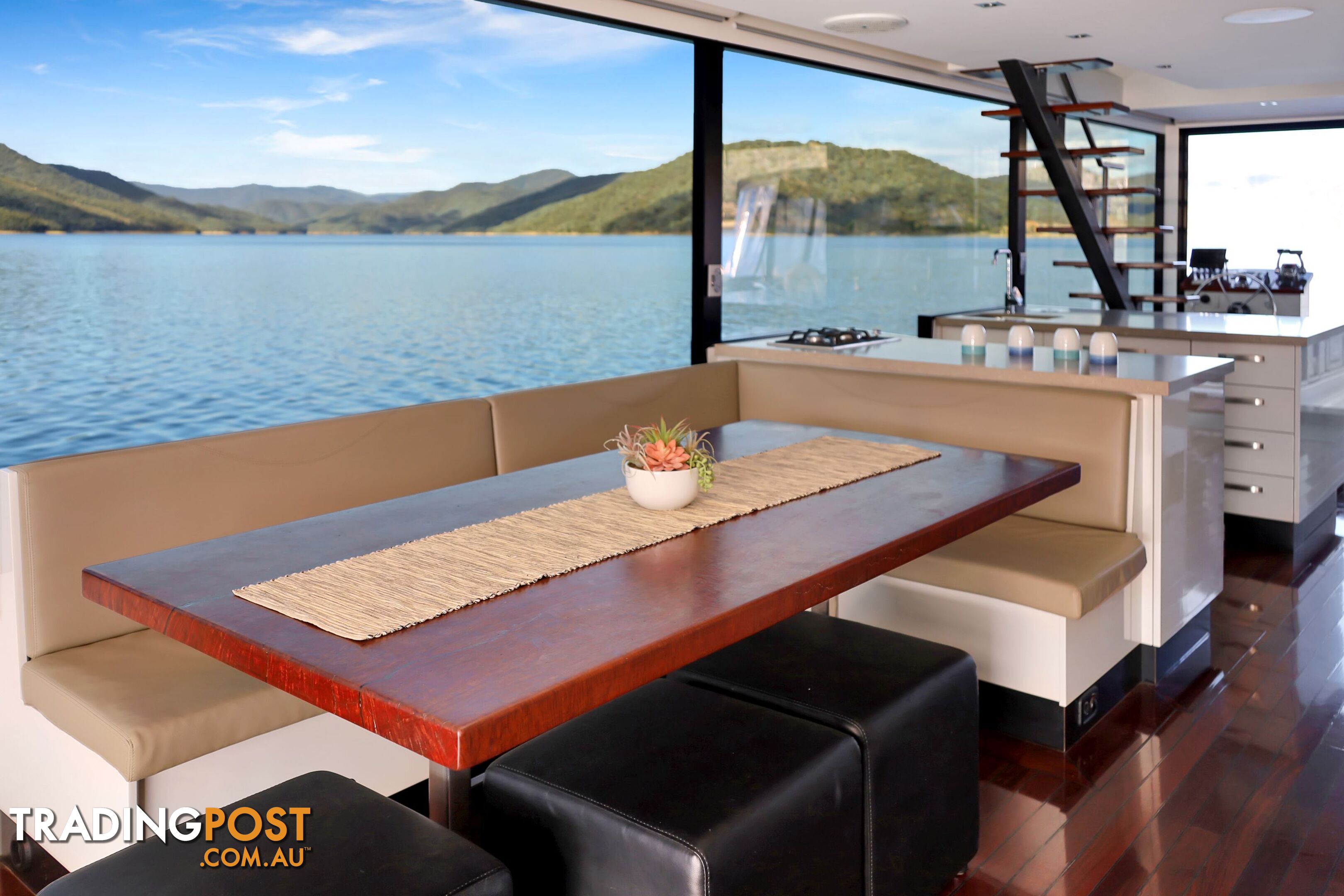 Sugoi Houseboat Holiday Home on Lake Eildon