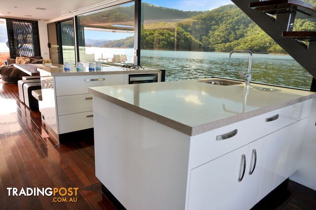 Sugoi Houseboat Holiday Home on Lake Eildon