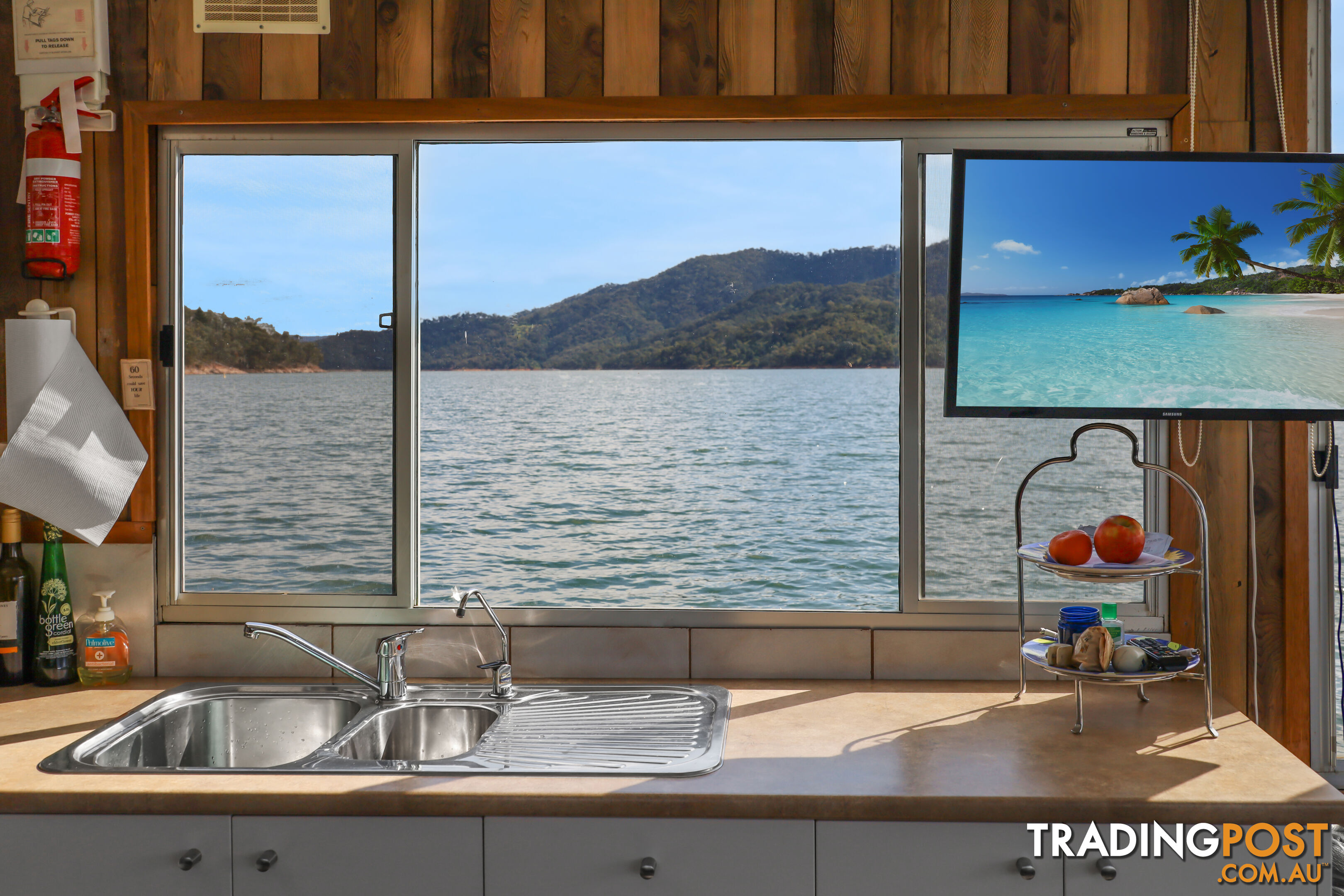 Getaway Houseboat Holiday Home on Lake Eildon