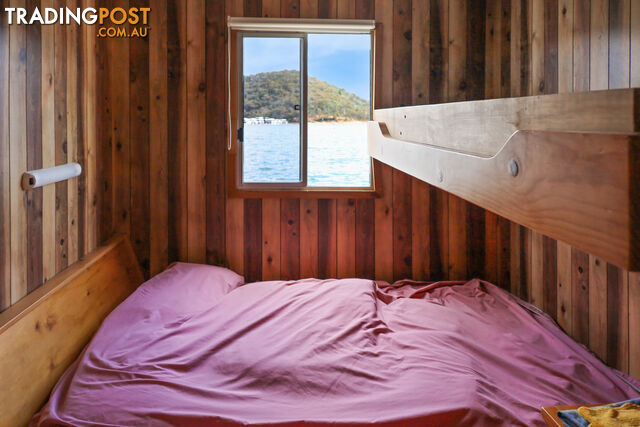 Getaway Houseboat Holiday Home on Lake Eildon