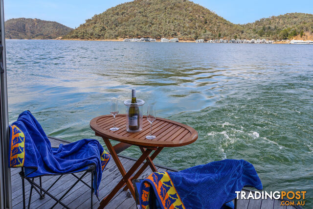 Getaway Houseboat Holiday Home on Lake Eildon