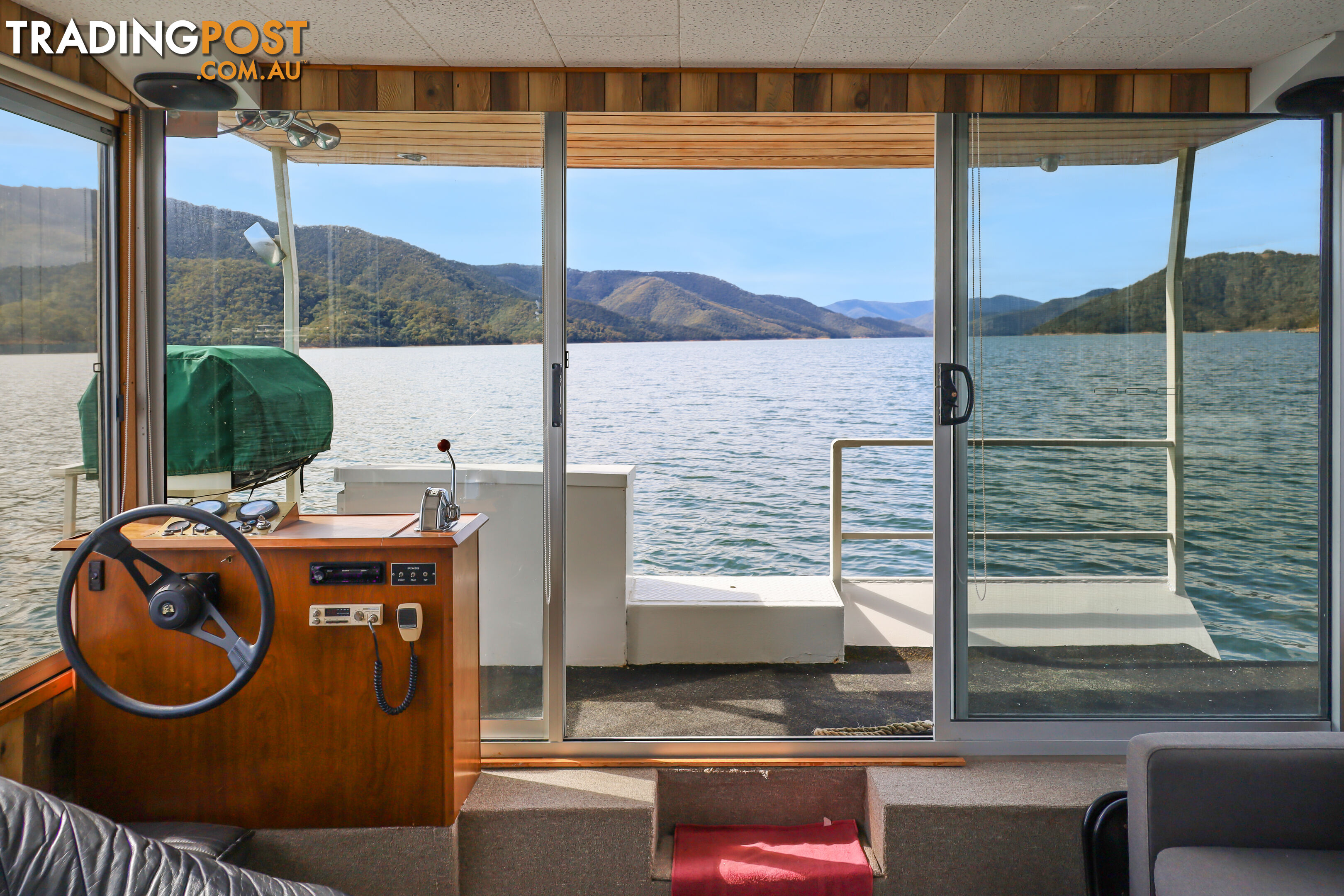 Getaway Houseboat Holiday Home on Lake Eildon