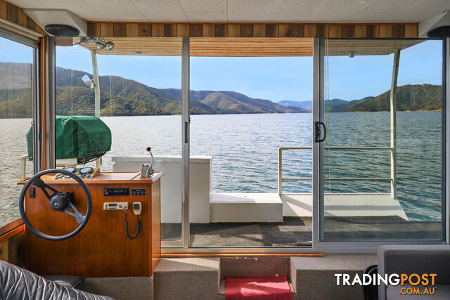 Getaway Houseboat Holiday Home on Lake Eildon