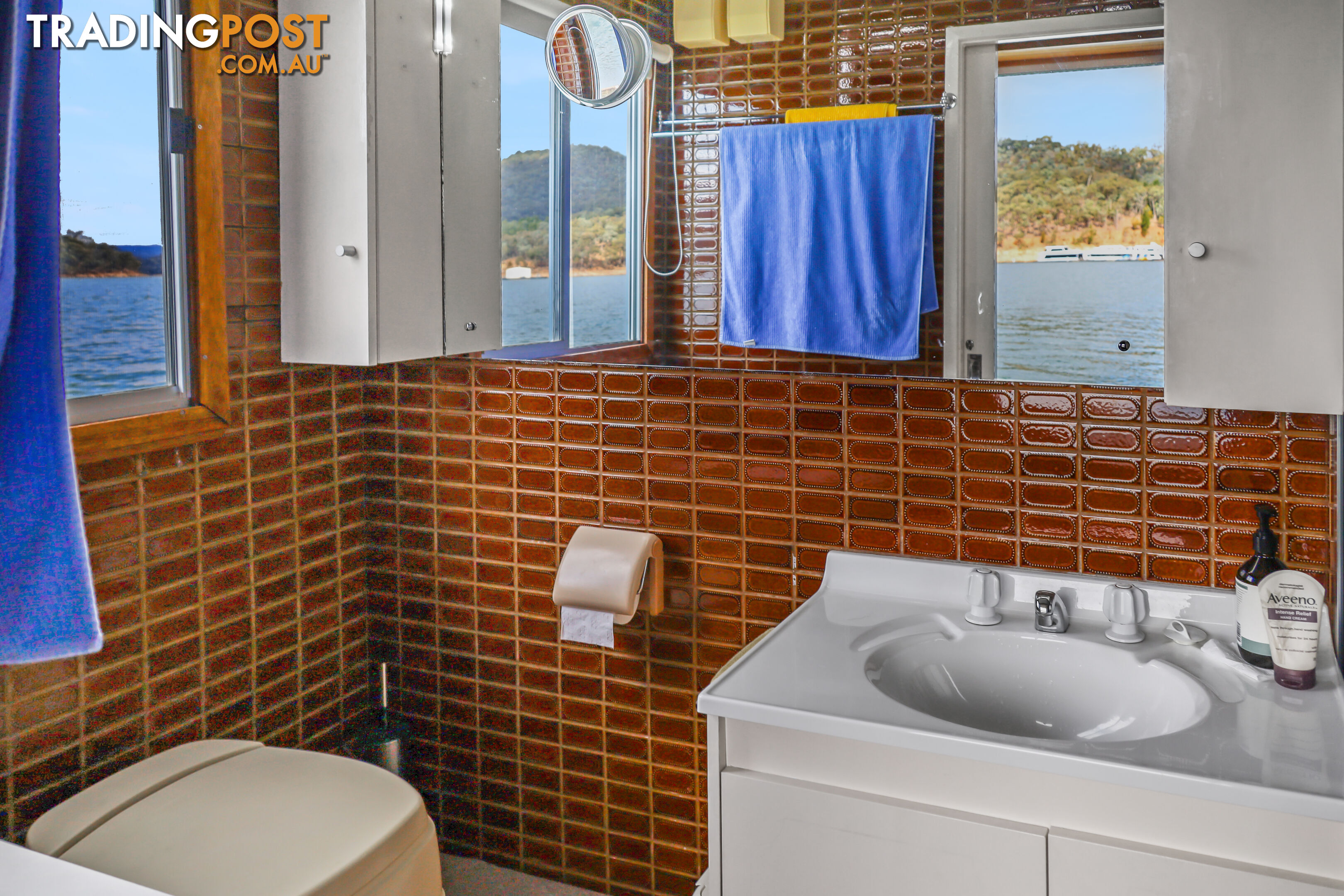 Getaway Houseboat Holiday Home on Lake Eildon