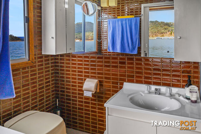 Getaway Houseboat Holiday Home on Lake Eildon