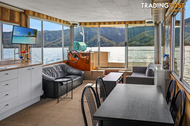 Getaway Houseboat Holiday Home on Lake Eildon