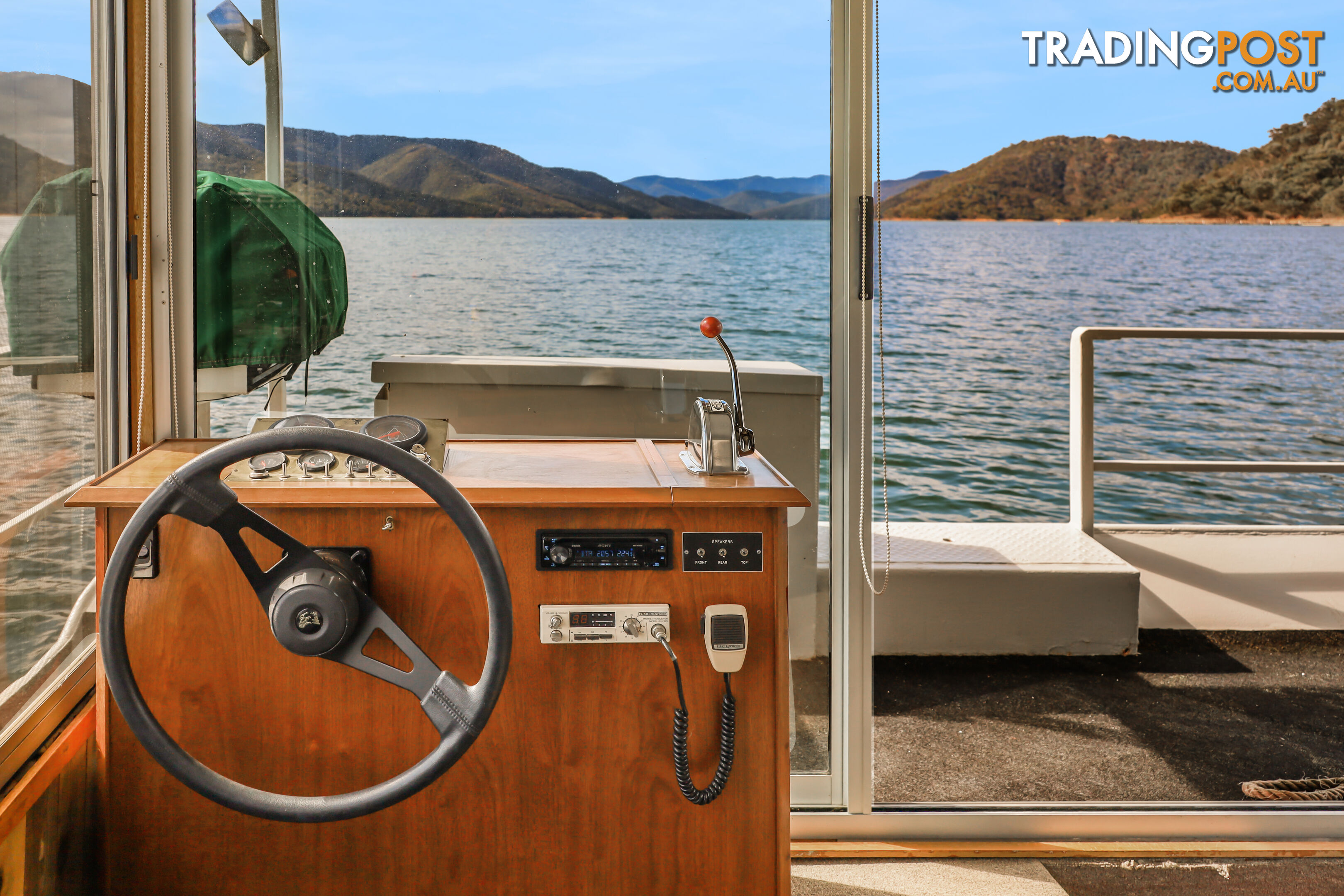 Getaway Houseboat Holiday Home on Lake Eildon