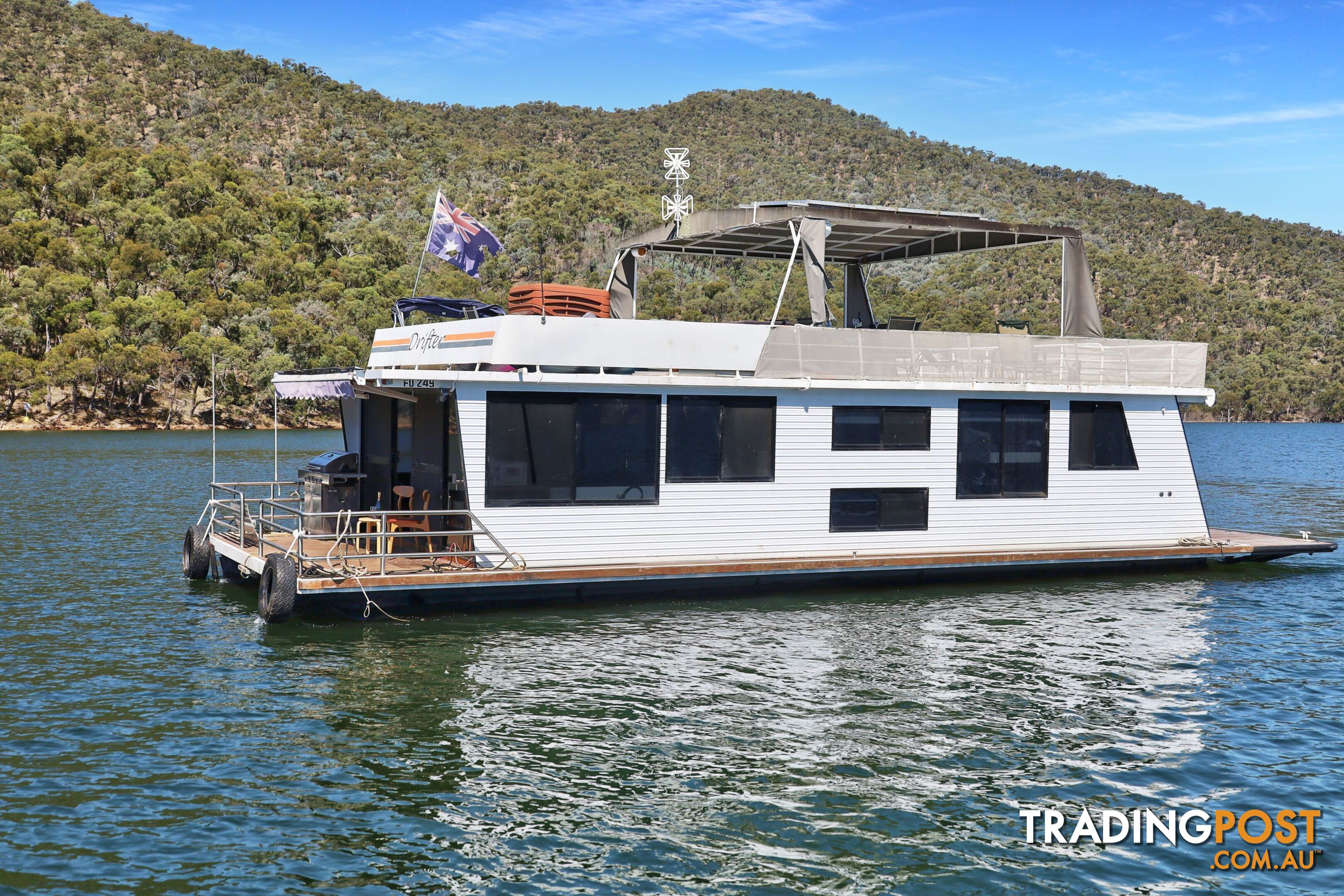 Drifter Houseboat Holiday Home on Lake Eildon