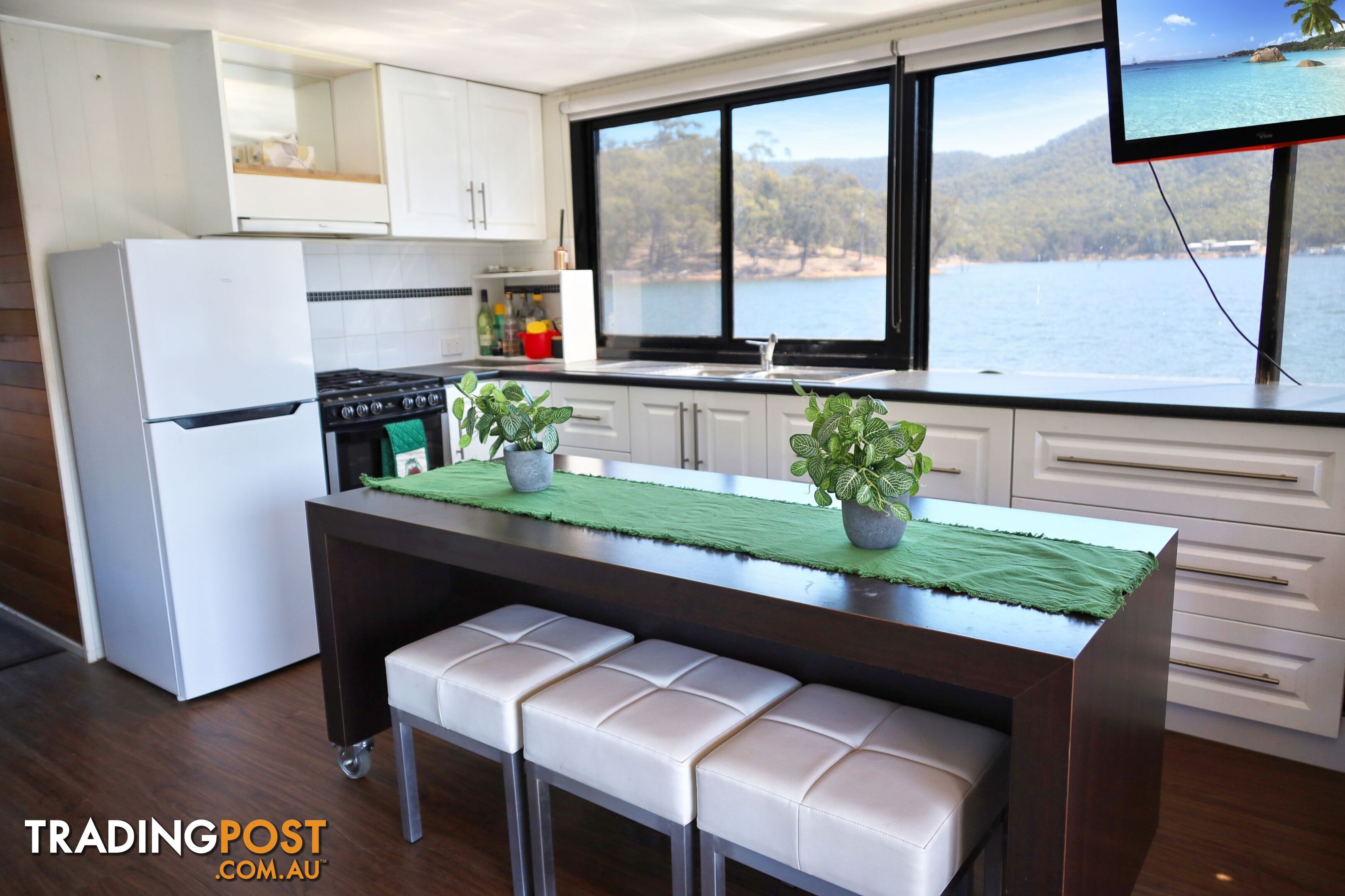 Drifter Houseboat Holiday Home on Lake Eildon