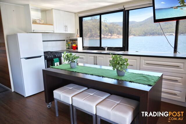 Drifter Houseboat Holiday Home on Lake Eildon