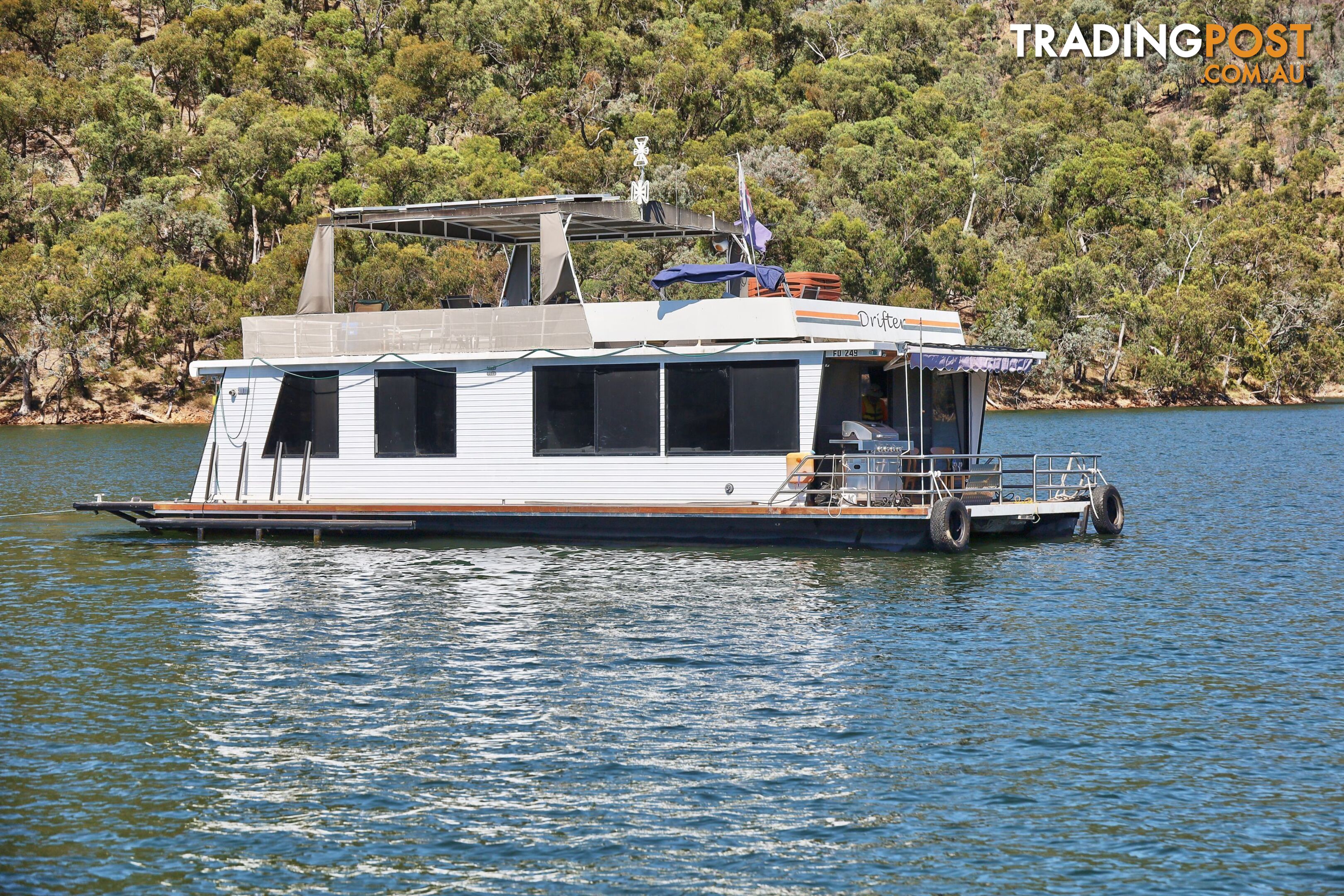 Drifter Houseboat Holiday Home on Lake Eildon