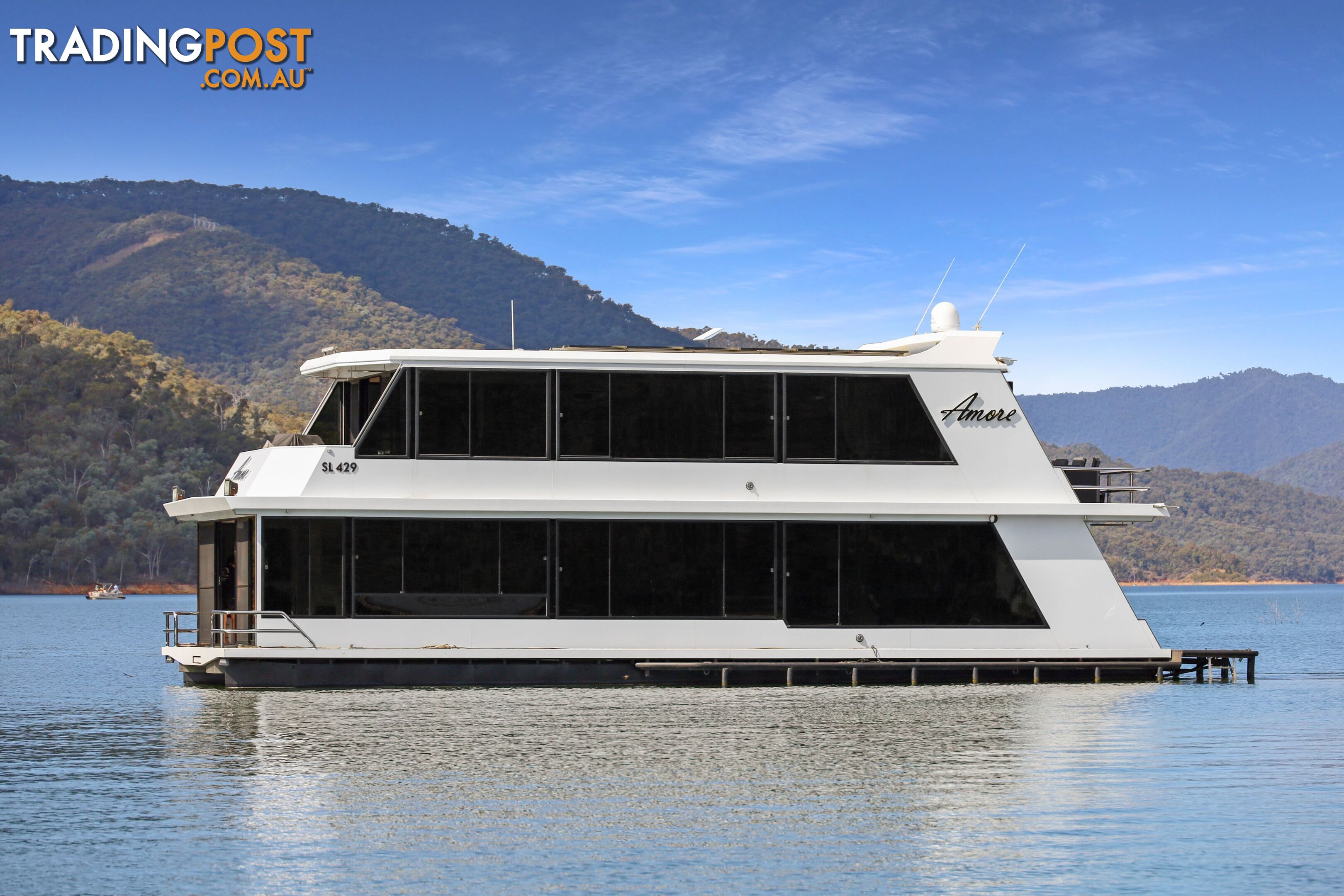 AMORE Houseboat Holiday Home on Lake Eildon