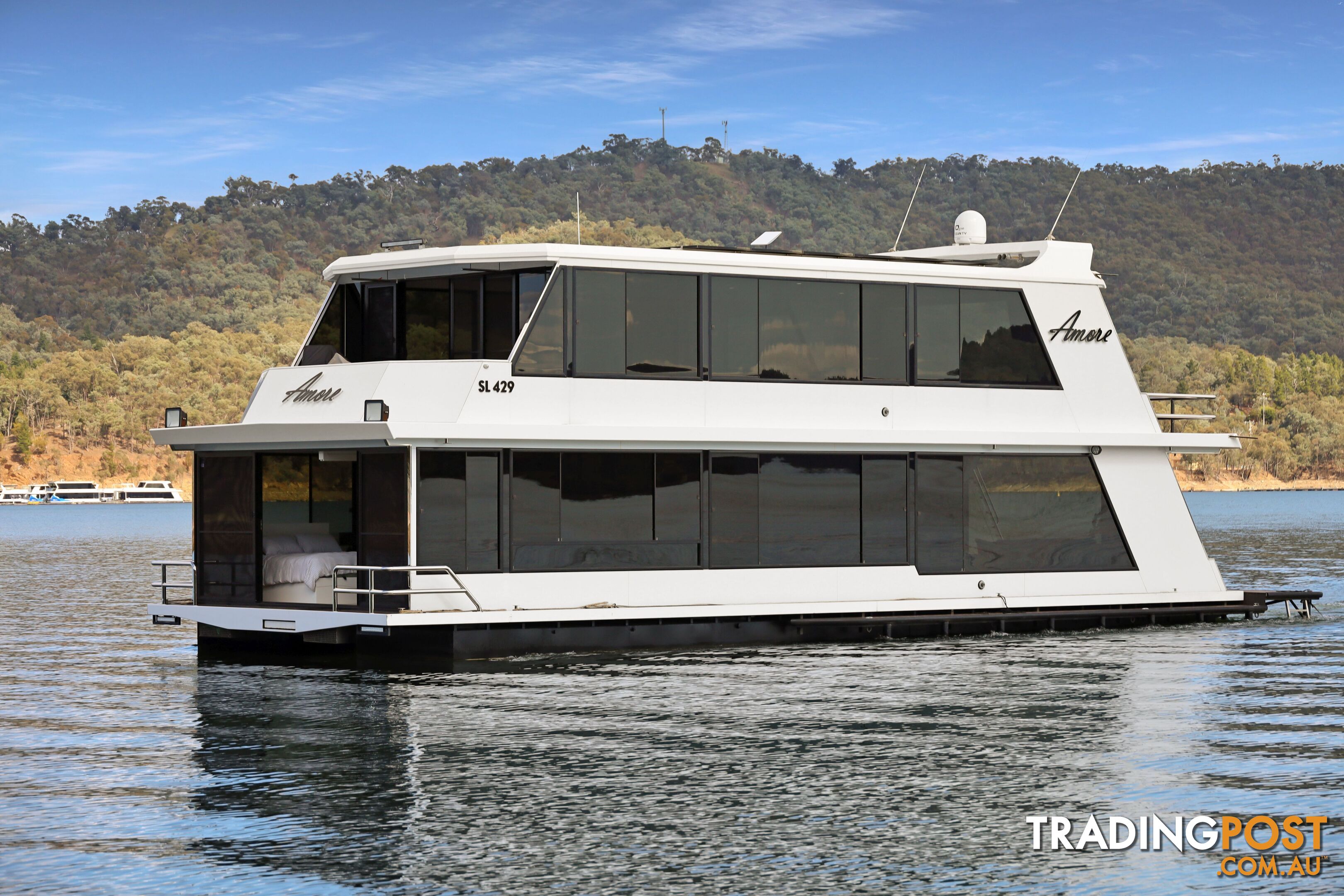 AMORE Houseboat Holiday Home on Lake Eildon