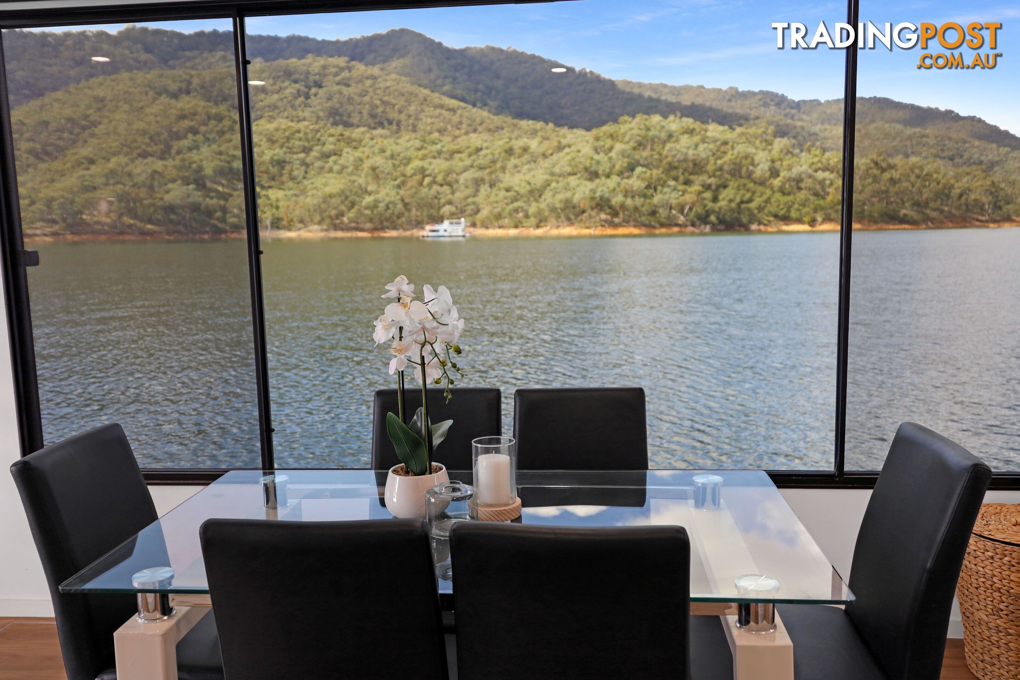 AMORE Houseboat Holiday Home on Lake Eildon