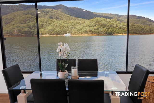 AMORE Houseboat Holiday Home on Lake Eildon