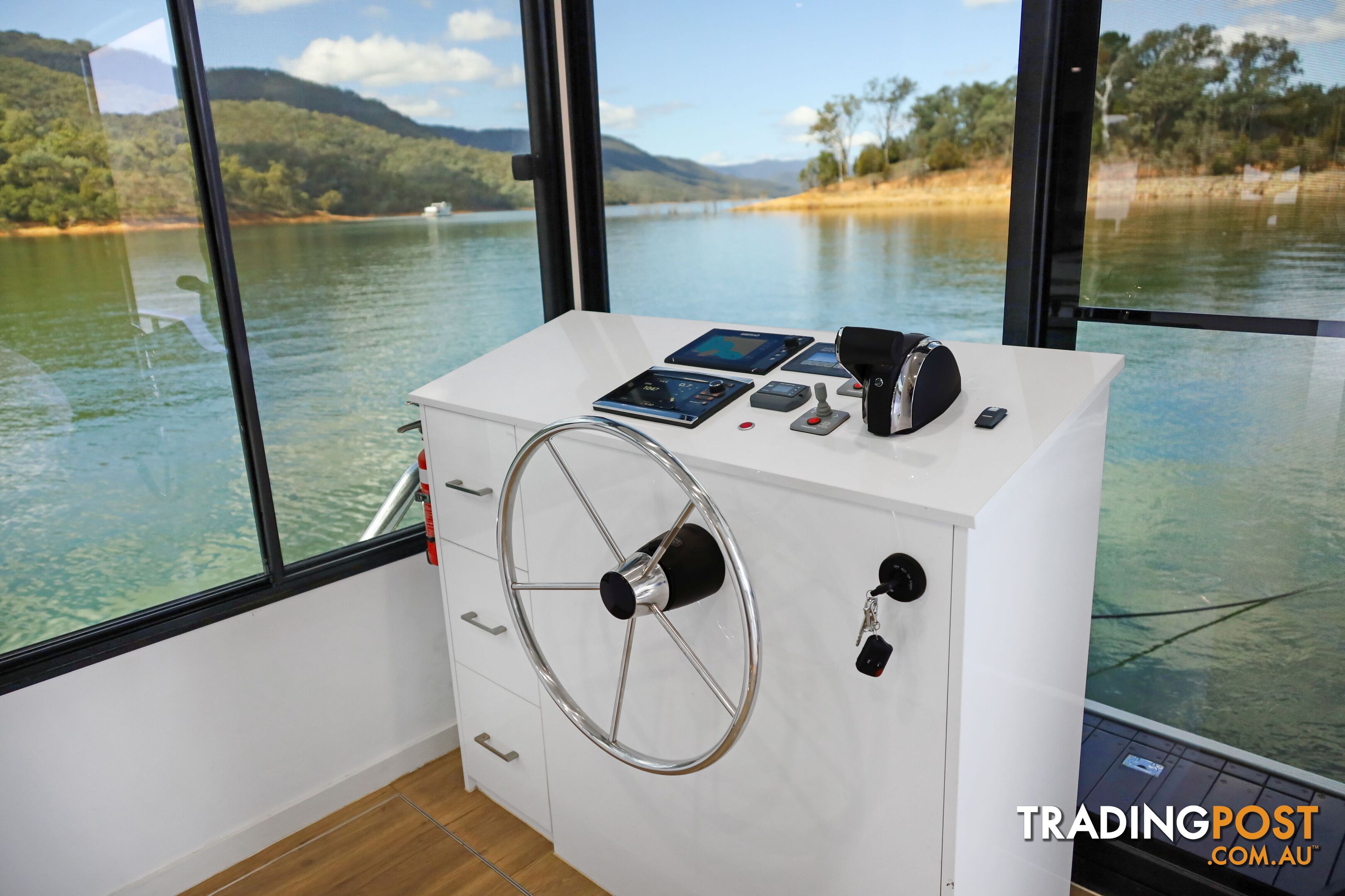 AMORE Houseboat Holiday Home on Lake Eildon