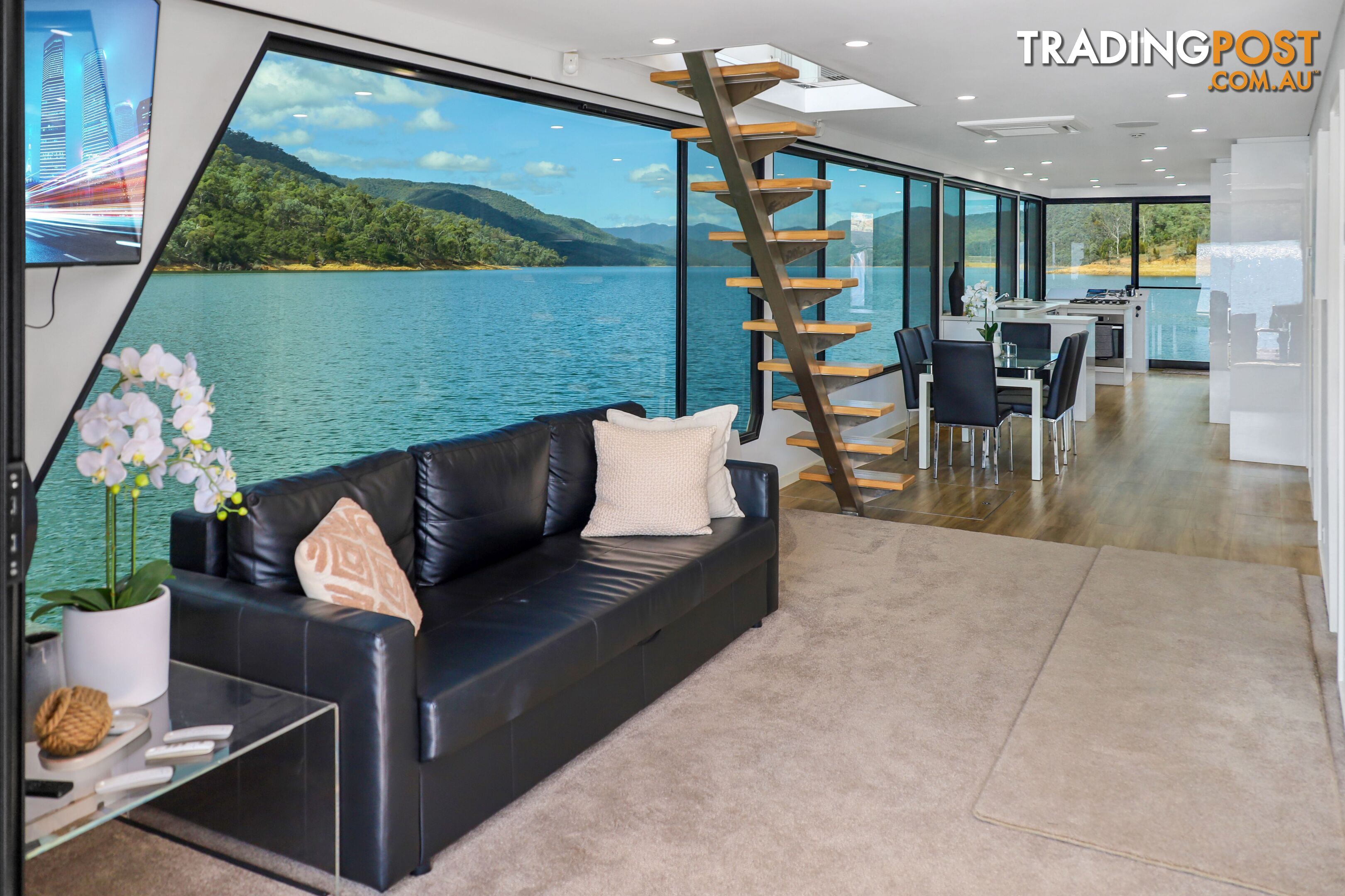 AMORE Houseboat Holiday Home on Lake Eildon