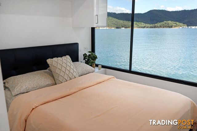 AMORE Houseboat Holiday Home on Lake Eildon