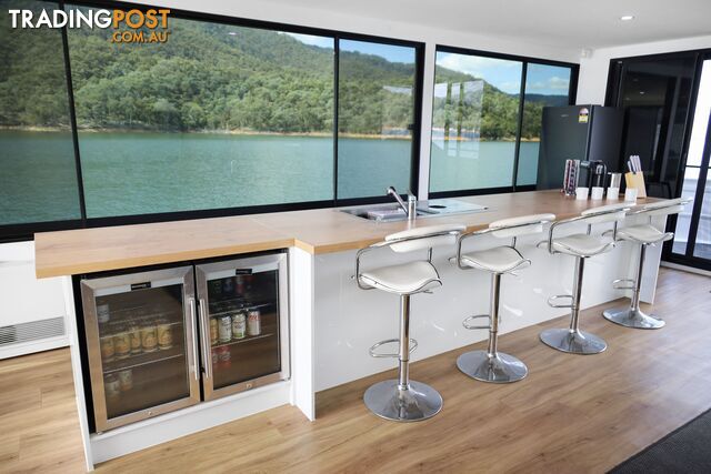 AMORE Houseboat Holiday Home on Lake Eildon