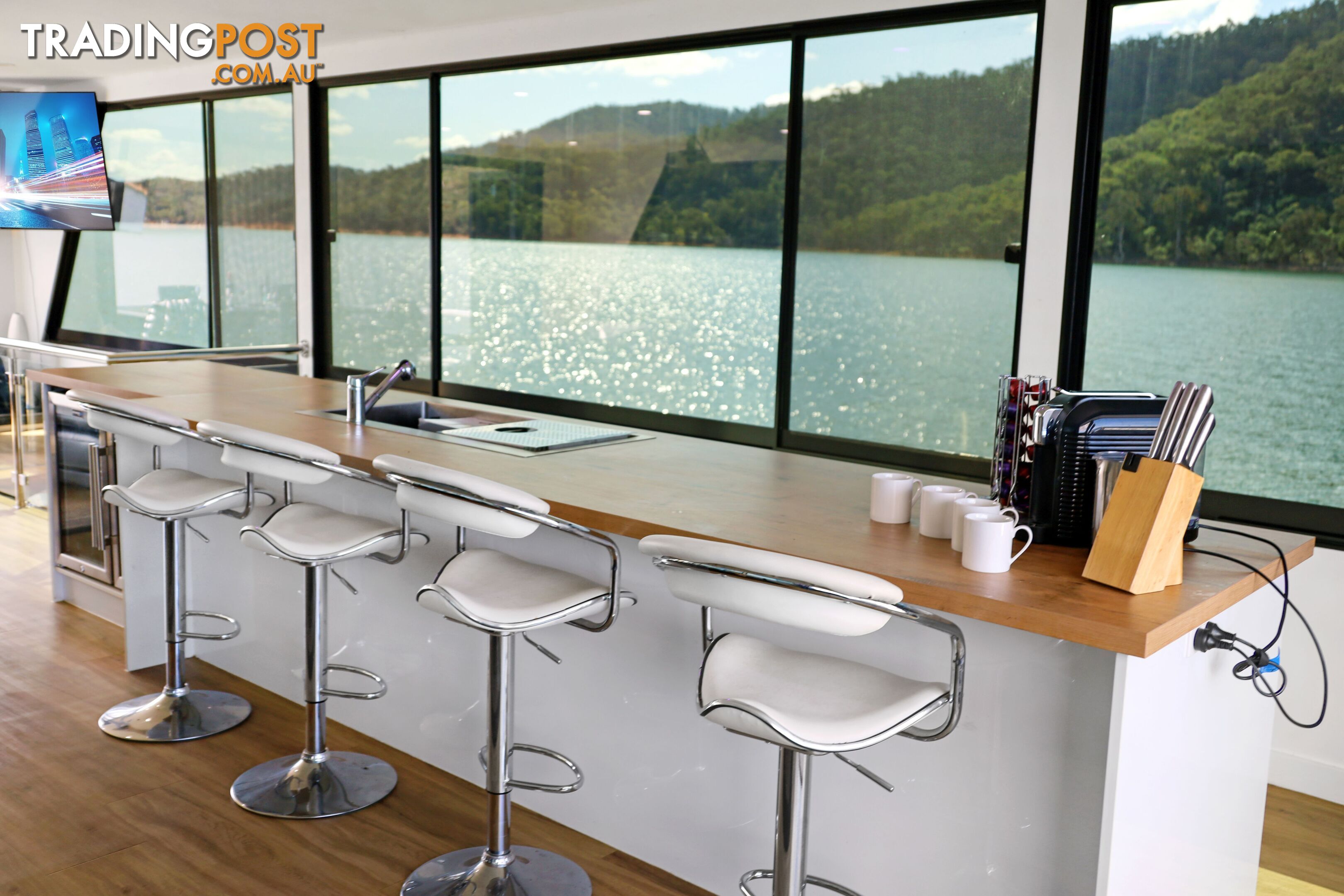 AMORE Houseboat Holiday Home on Lake Eildon