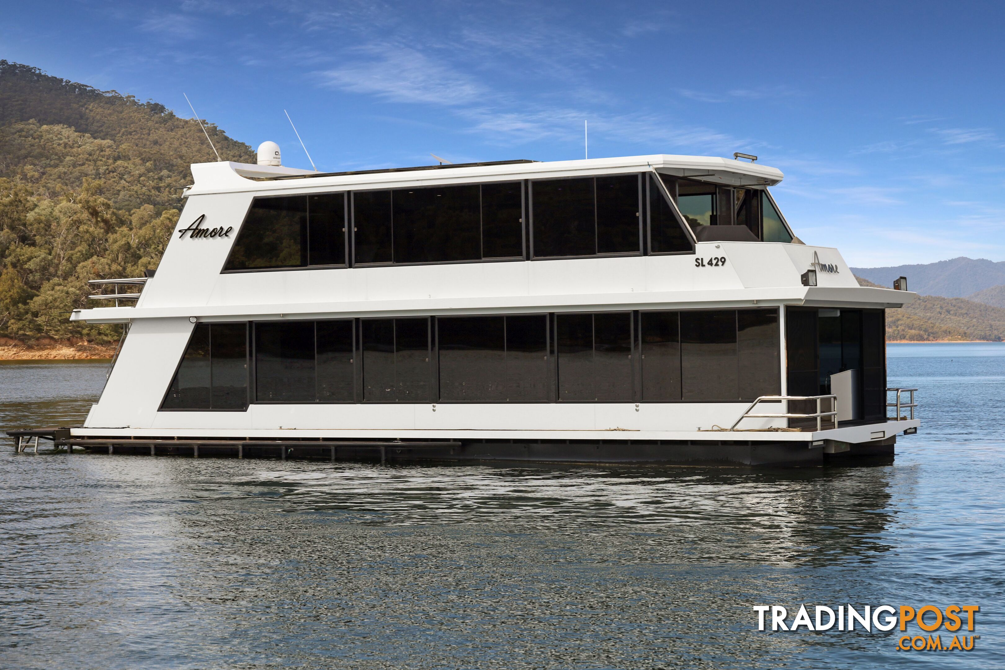 AMORE Houseboat Holiday Home on Lake Eildon