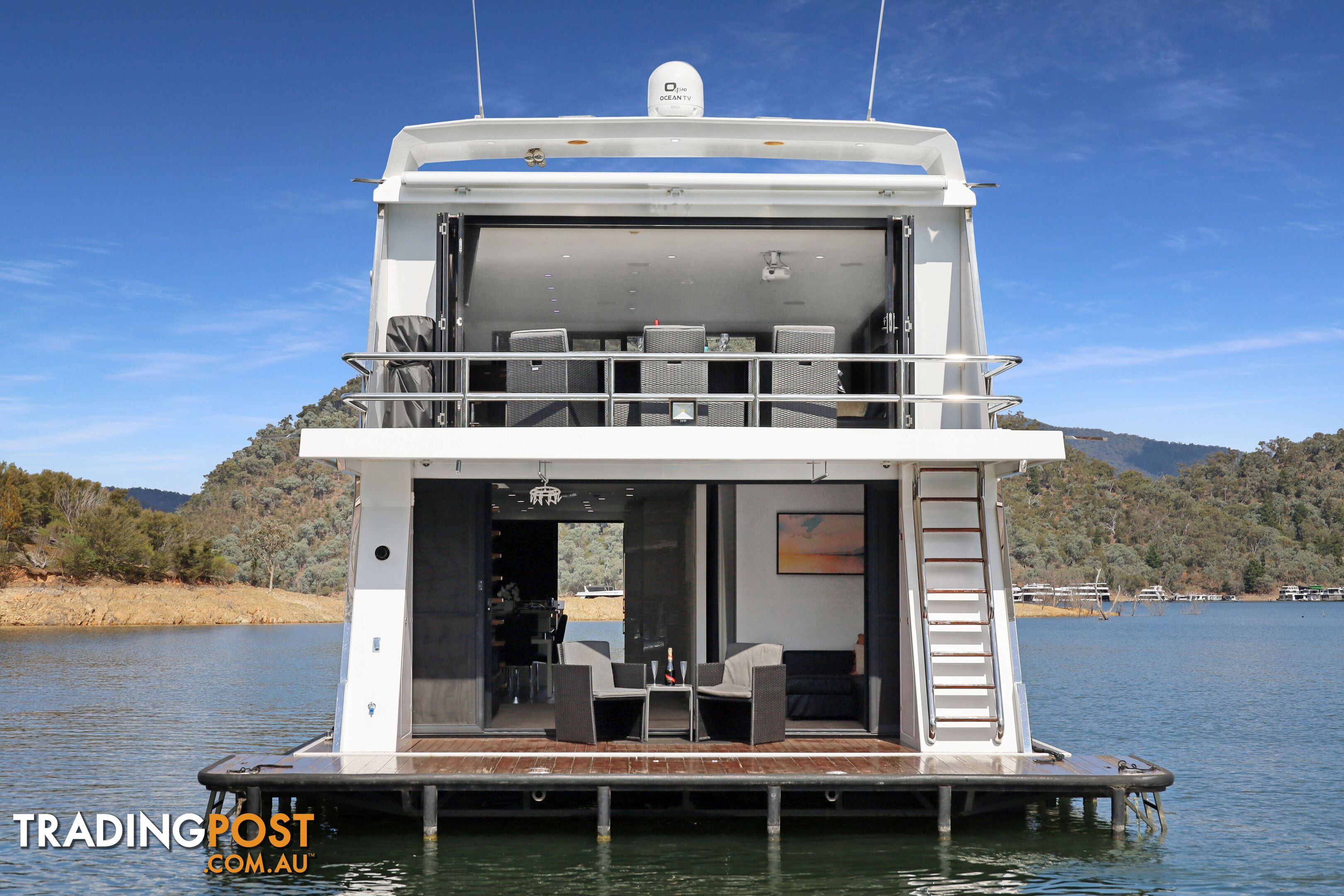 AMORE Houseboat Holiday Home on Lake Eildon