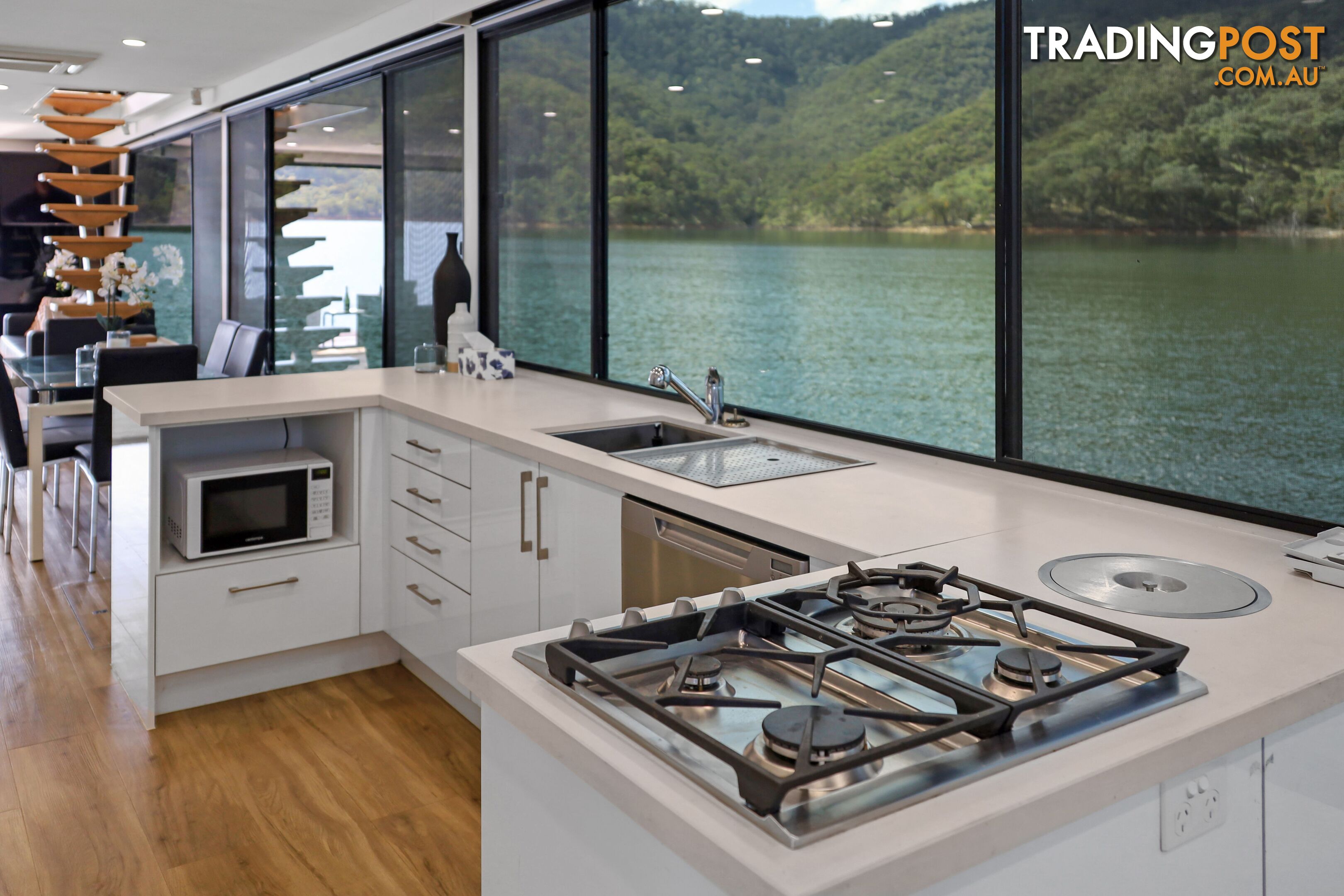 AMORE Houseboat Holiday Home on Lake Eildon