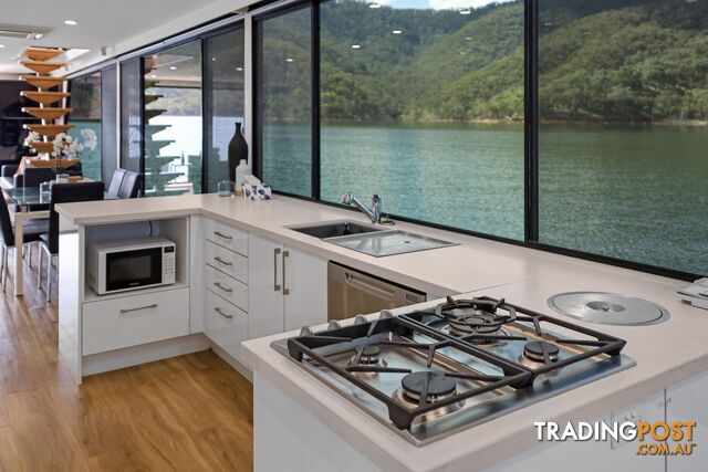 AMORE Houseboat Holiday Home on Lake Eildon