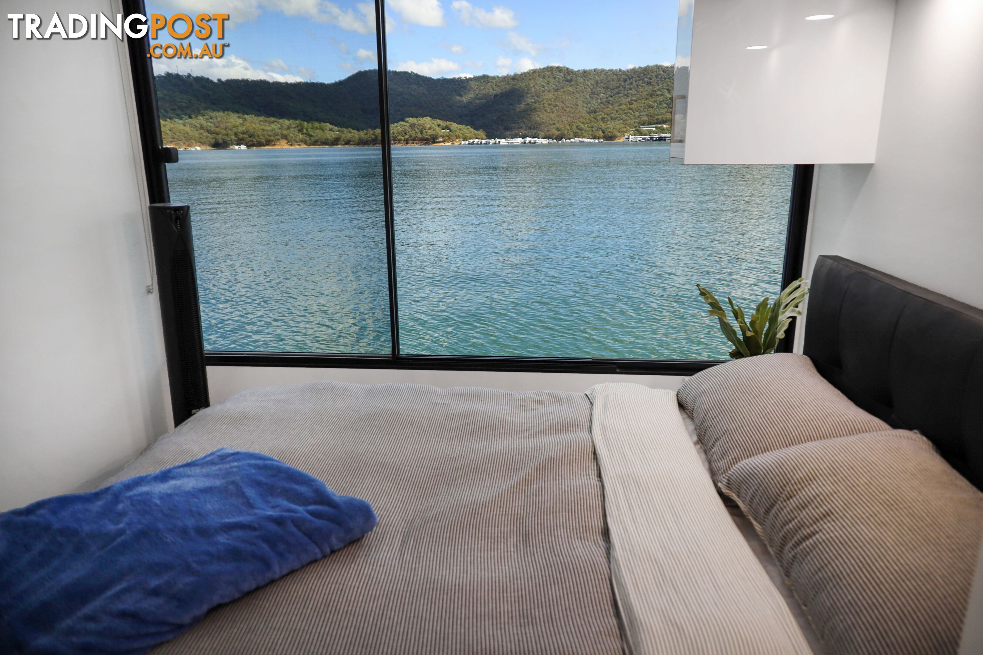 AMORE Houseboat Holiday Home on Lake Eildon