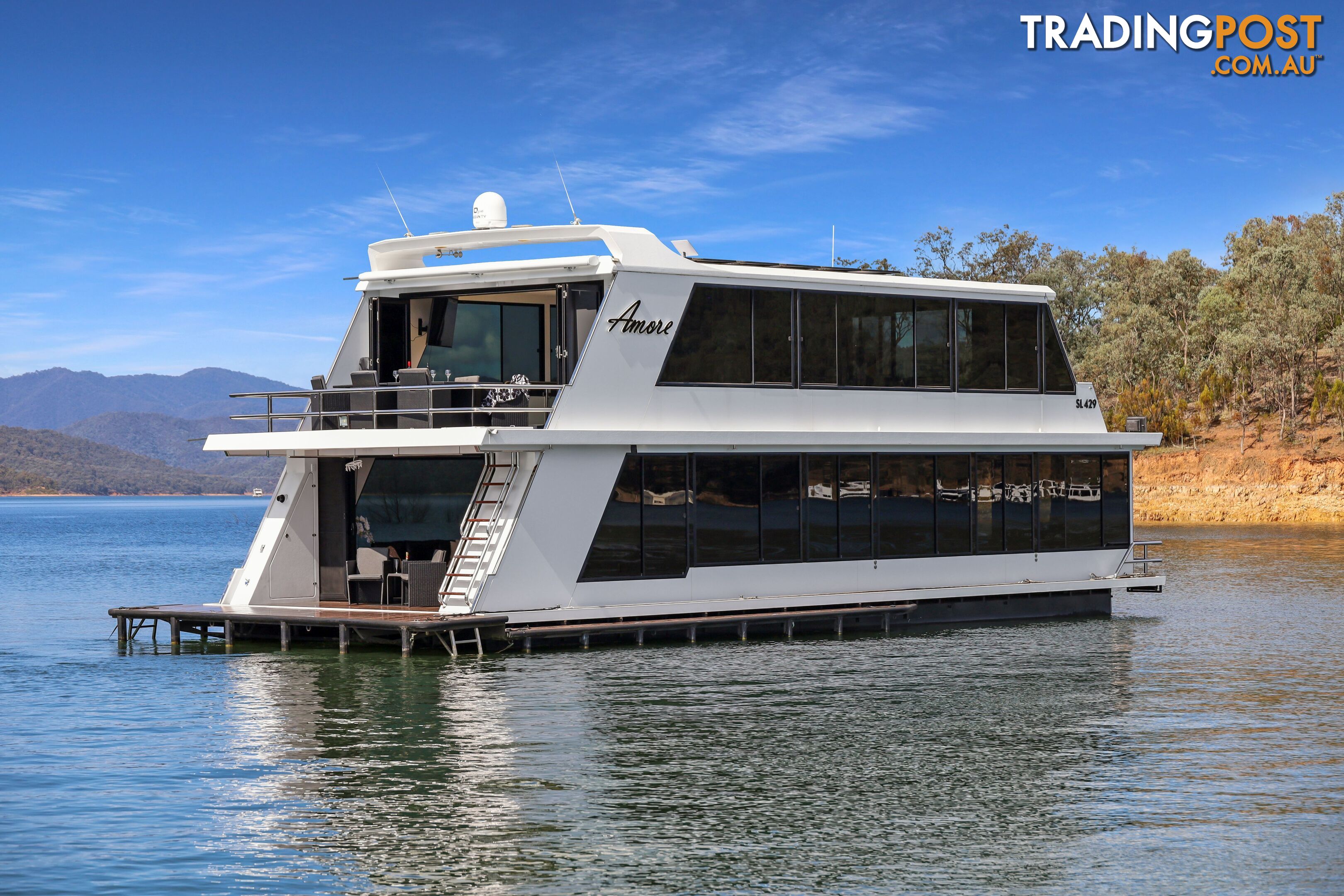 AMORE Houseboat Holiday Home on Lake Eildon