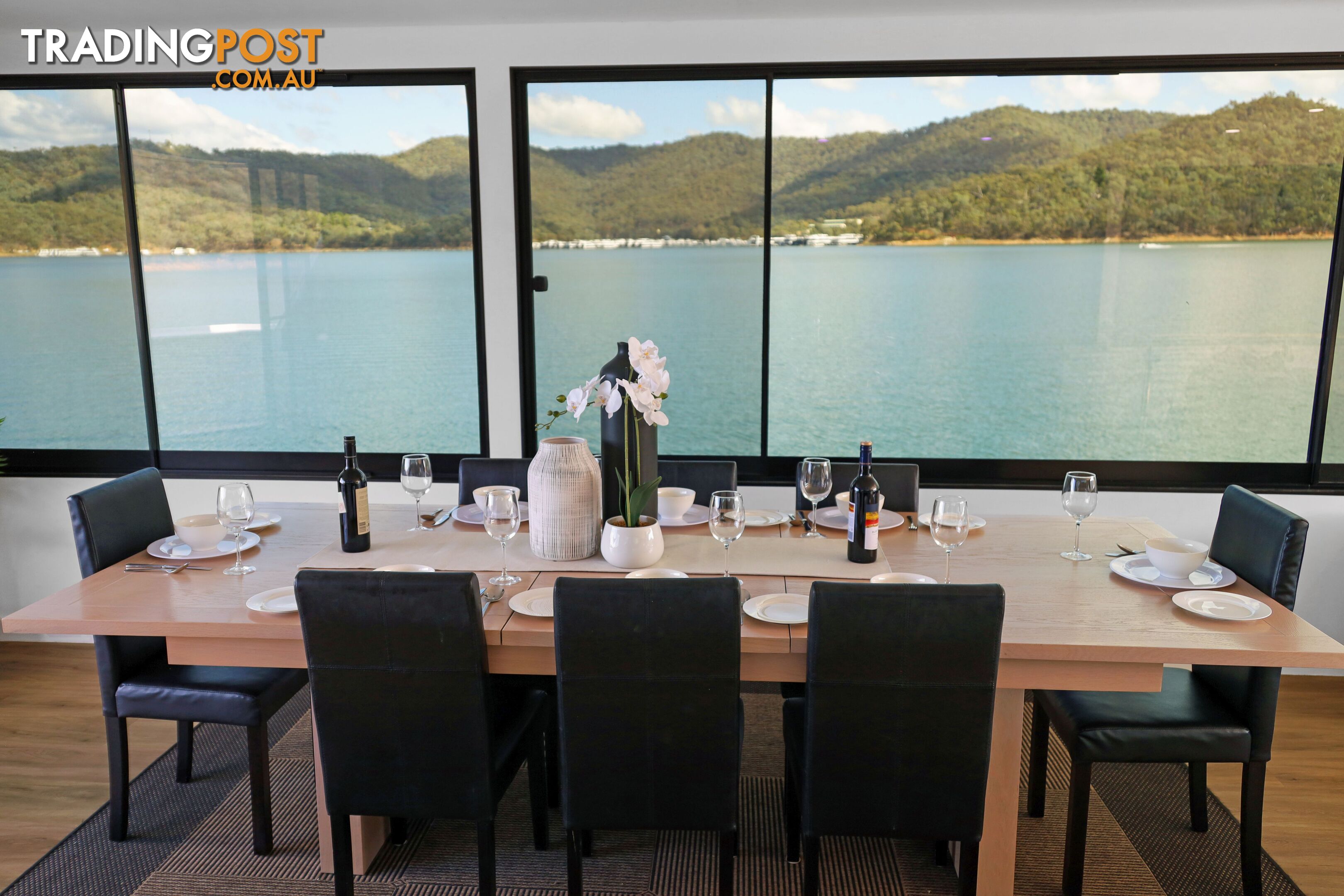 AMORE Houseboat Holiday Home on Lake Eildon