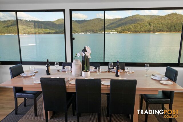 AMORE Houseboat Holiday Home on Lake Eildon