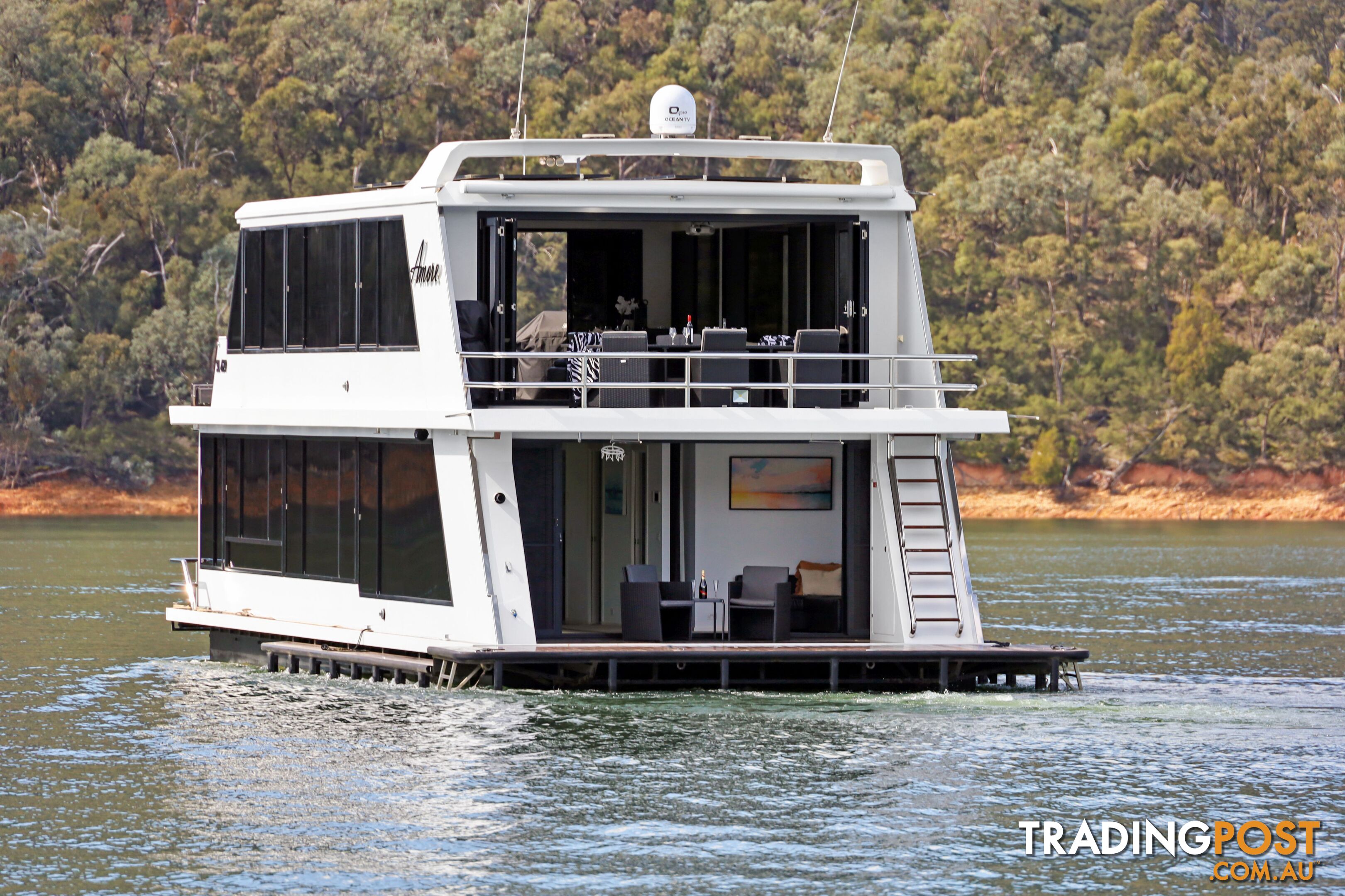 AMORE Houseboat Holiday Home on Lake Eildon