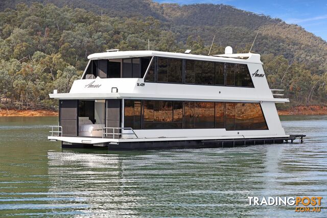 AMORE Houseboat Holiday Home on Lake Eildon