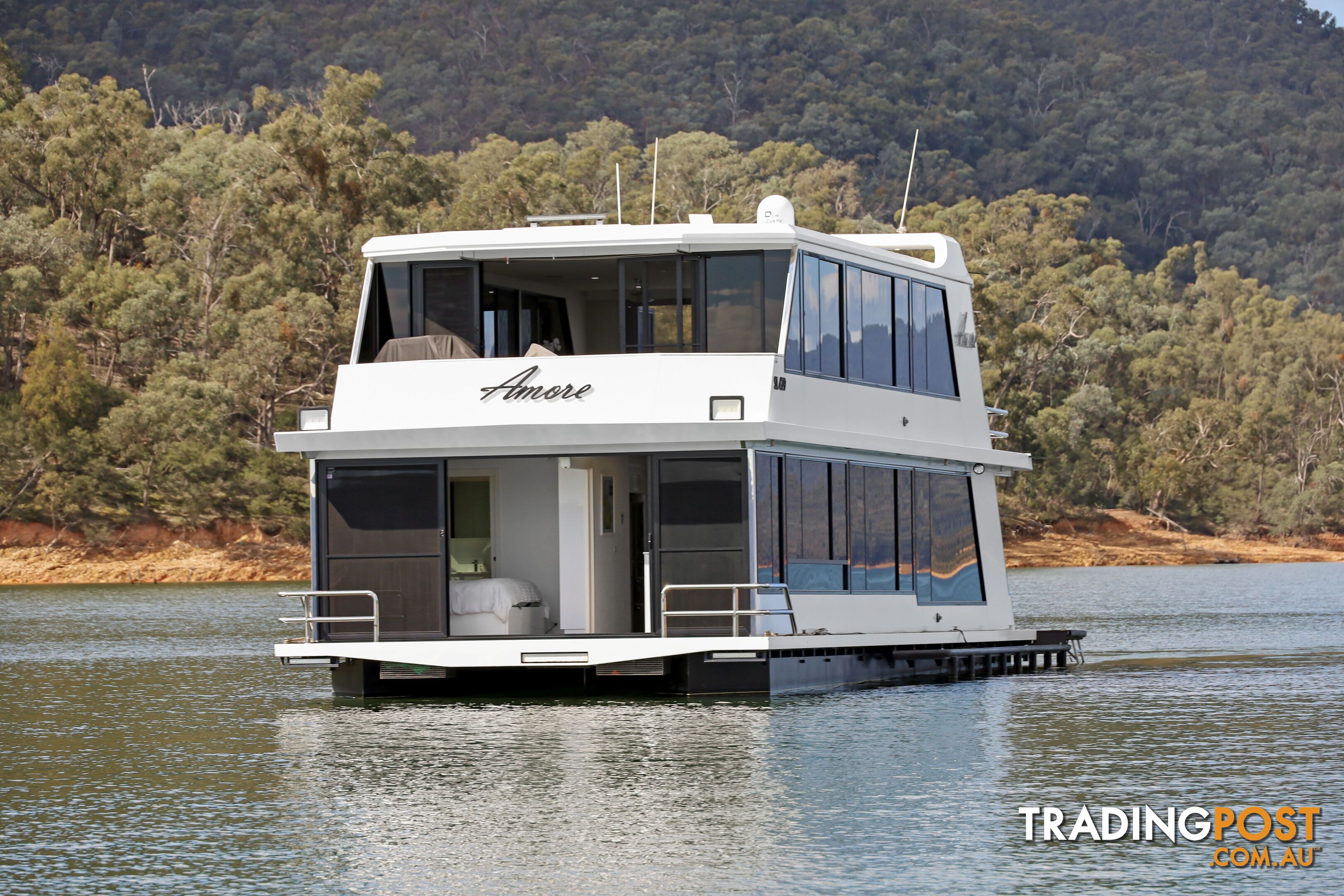 AMORE Houseboat Holiday Home on Lake Eildon