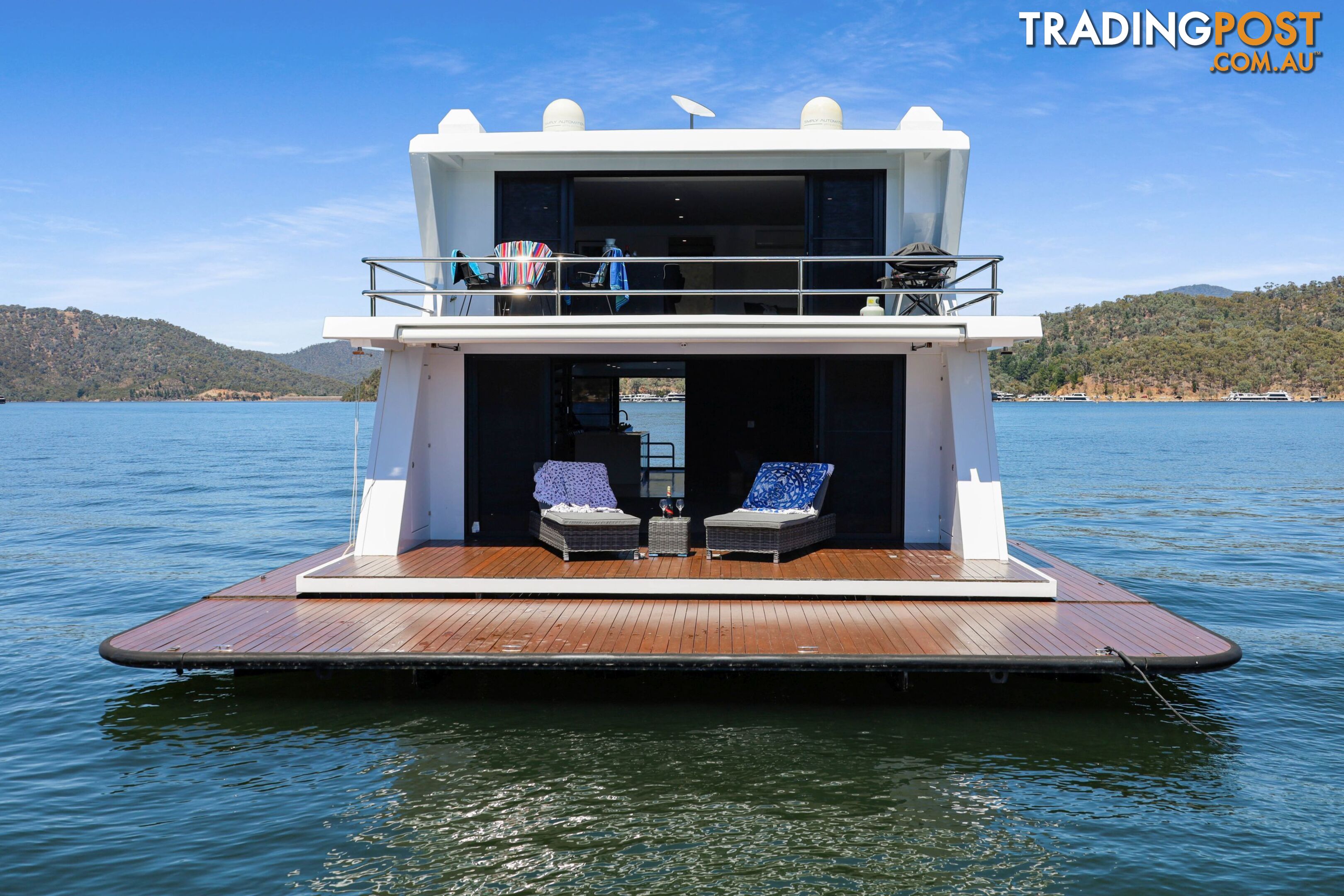 X-BOX Houseboat Holiday Home on Lake Eildon