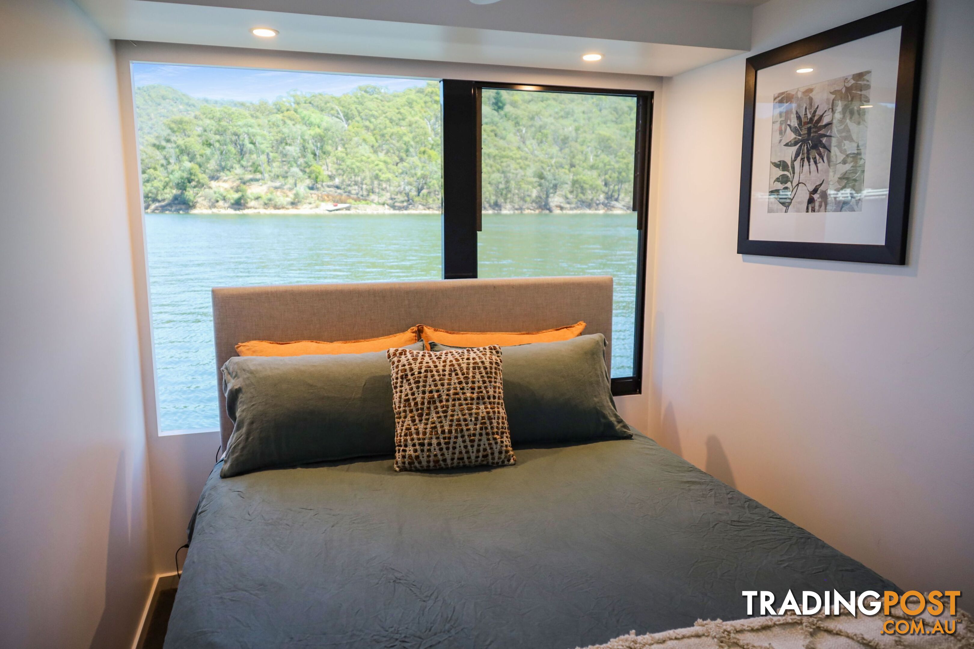 X-BOX Houseboat Holiday Home on Lake Eildon