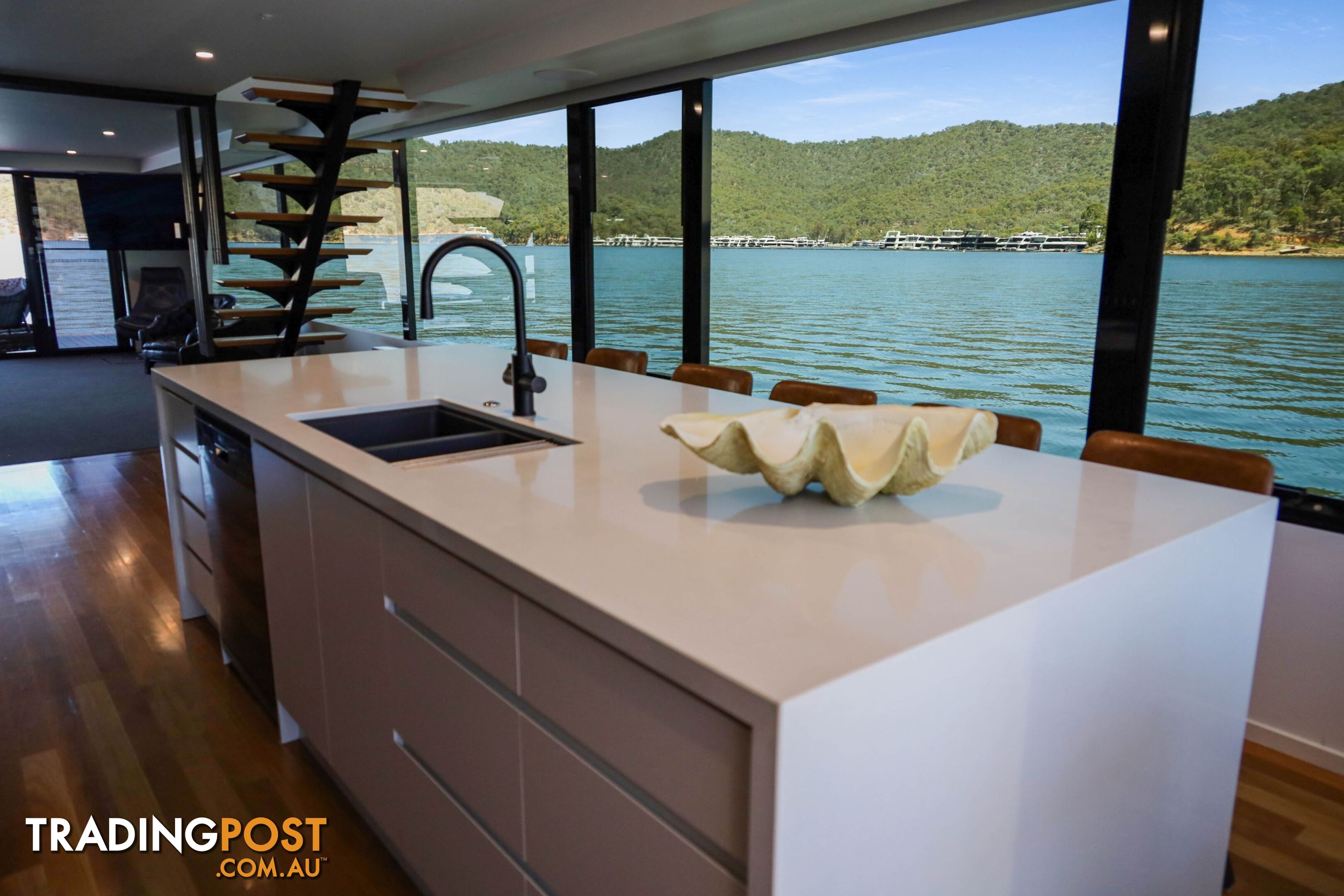 X-BOX Houseboat Holiday Home on Lake Eildon