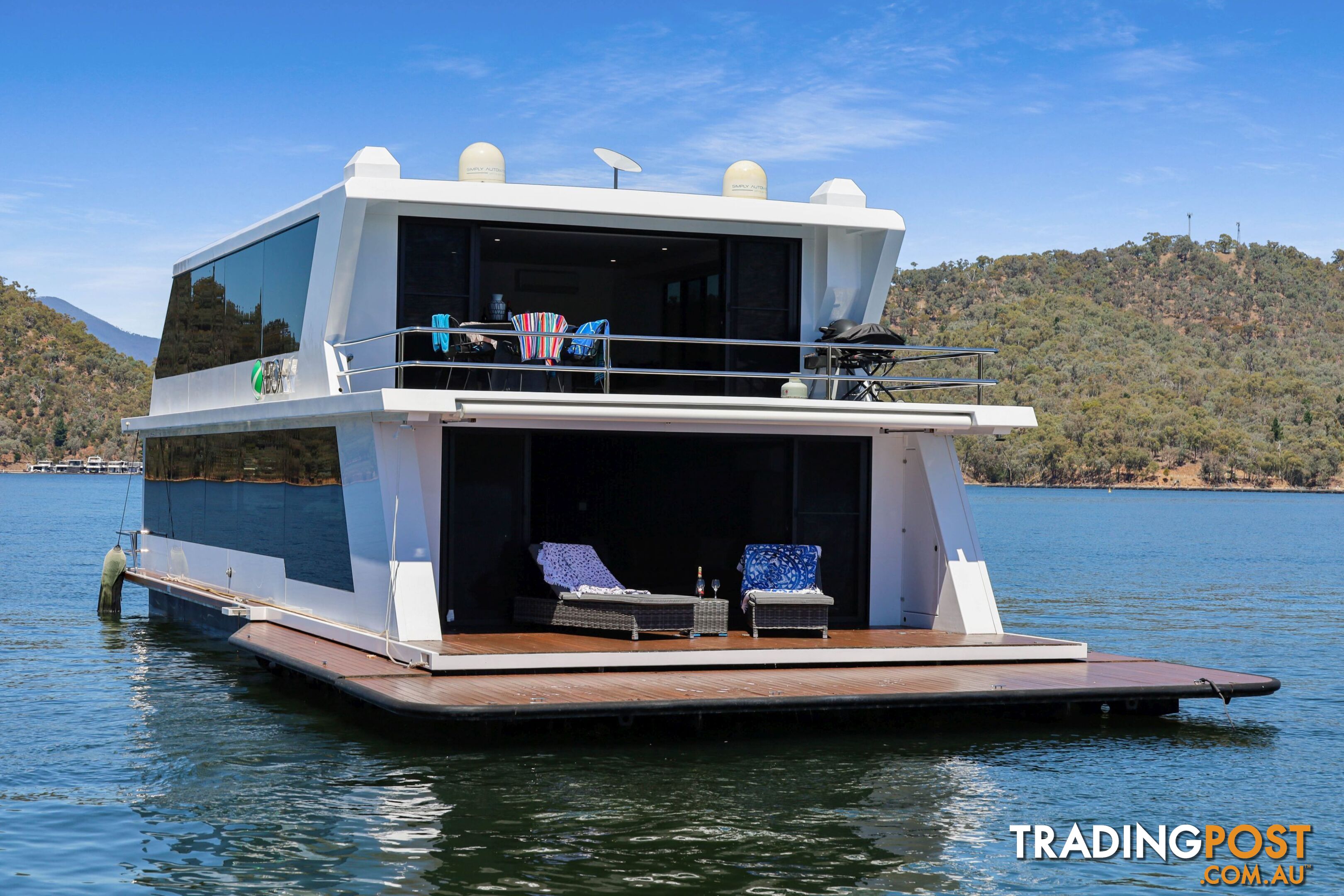 X-BOX Houseboat Holiday Home on Lake Eildon