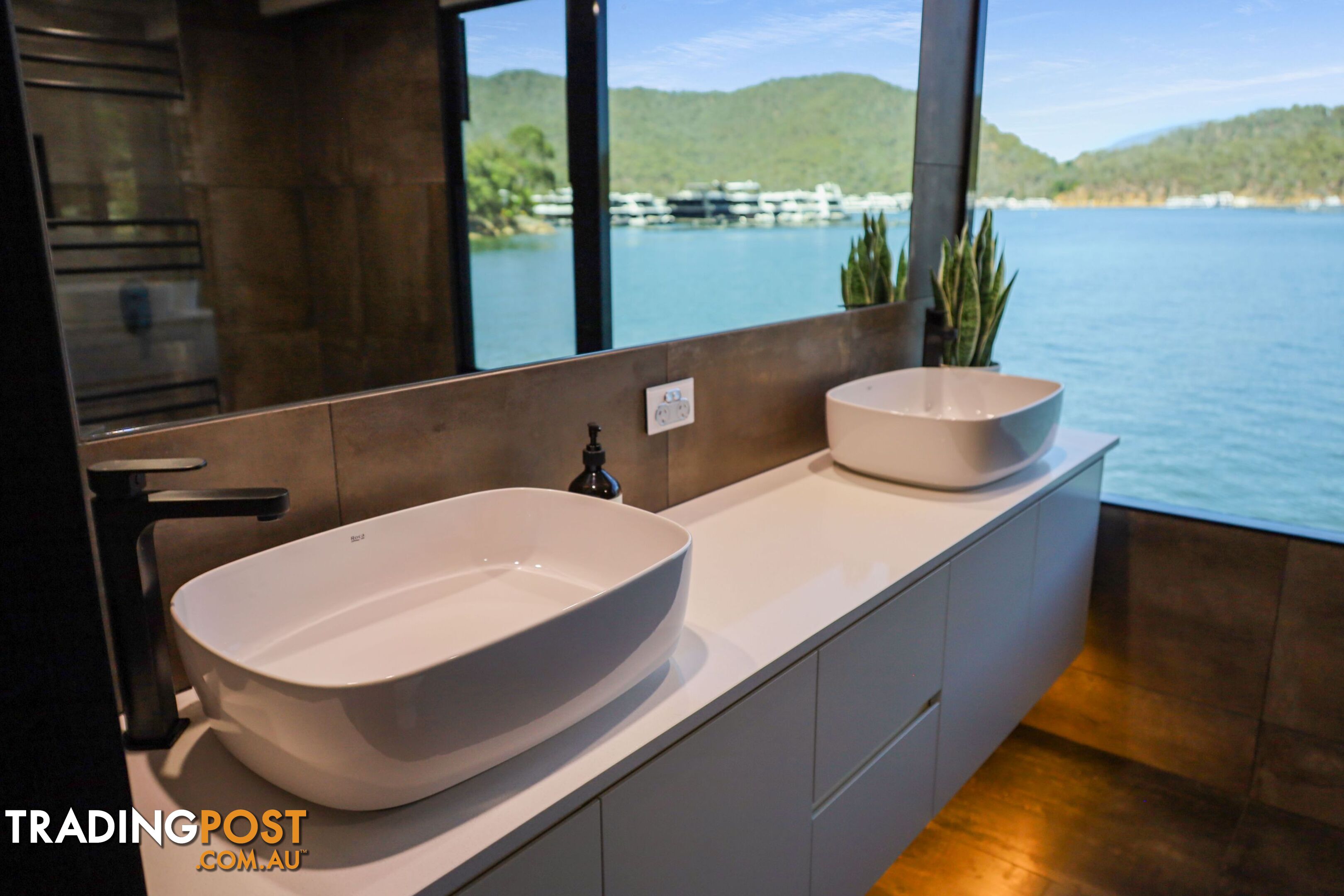 X-BOX Houseboat Holiday Home on Lake Eildon