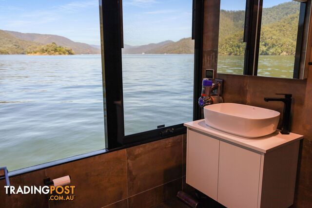 X-BOX Houseboat Holiday Home on Lake Eildon