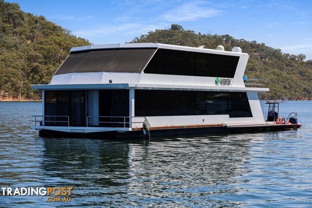 X-BOX Houseboat Holiday Home on Lake Eildon