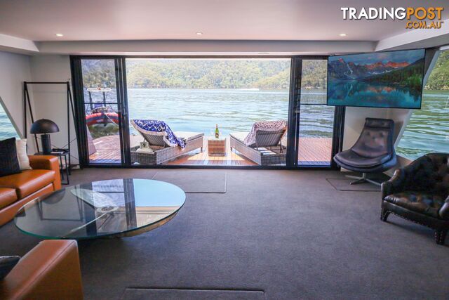 X-BOX Houseboat Holiday Home on Lake Eildon