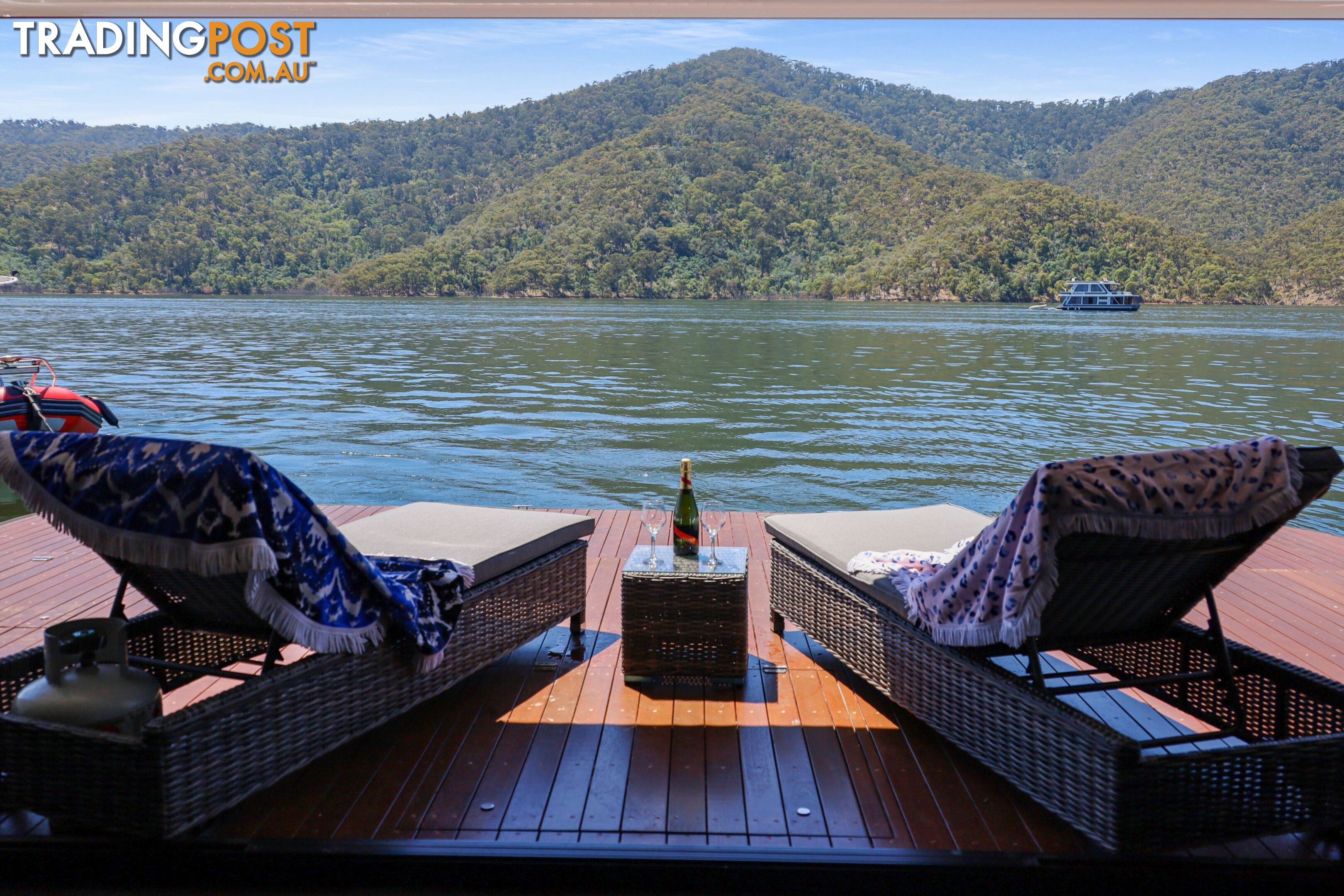 X-BOX Houseboat Holiday Home on Lake Eildon