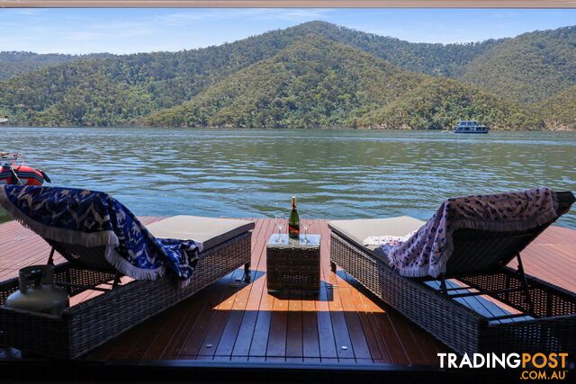 X-BOX Houseboat Holiday Home on Lake Eildon