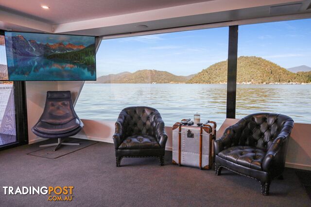 X-BOX Houseboat Holiday Home on Lake Eildon